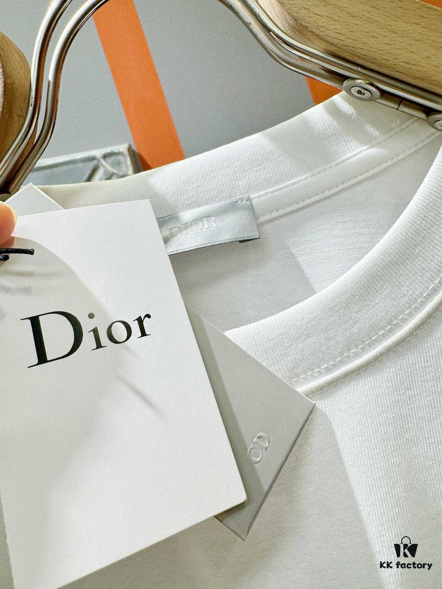 69312ed4908475d562cd9757 Gucci 2025 Spring/Summer New Arrival Short Sleeve T-Shirt! Runway-Inspired Fashion Casual Tee with Signature Logo Design! Premium 100% Cotton Fabric, Exquisitely Soft, Skin-Friendly and Breathable – Unmatched Comfort and Quality. A Gender-Neutral Couple's Style That Redefines Modern Fashion Elegance. Distinct from Market Versions, Complete with Three Authentic Labels – Unisex High-End Collection.