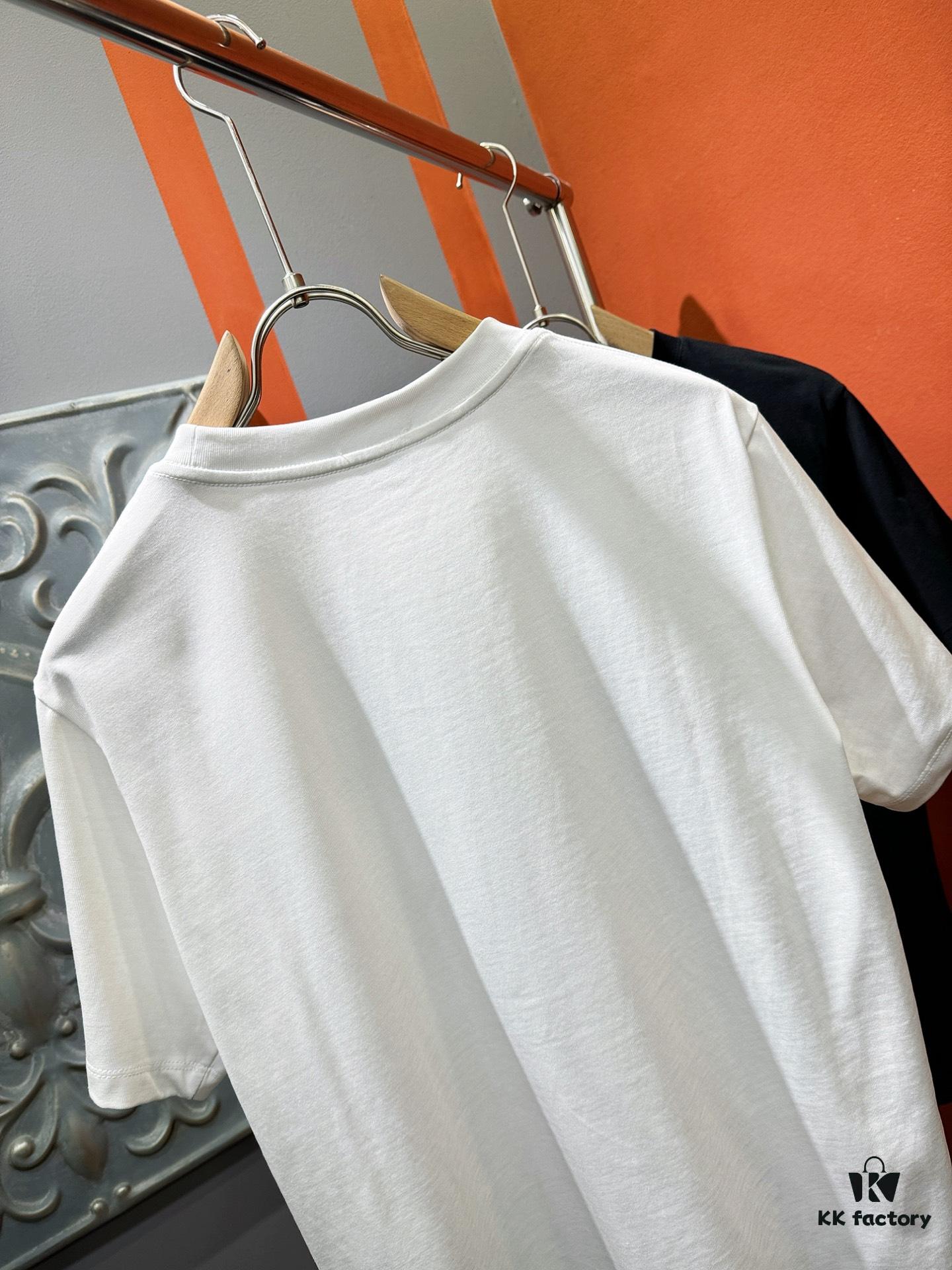 69312edb908475d562cd9758 Gucci 2025 Spring/Summer New Arrival Short Sleeve T-Shirt! Runway-Inspired Fashion Casual Tee with Signature Logo Design! Premium 100% Cotton Fabric, Exquisitely Soft, Skin-Friendly and Breathable – Unmatched Comfort and Quality. A Gender-Neutral Couple's Style That Redefines Modern Fashion Elegance. Distinct from Market Versions, Complete with Three Authentic Labels – Unisex High-End Collection.