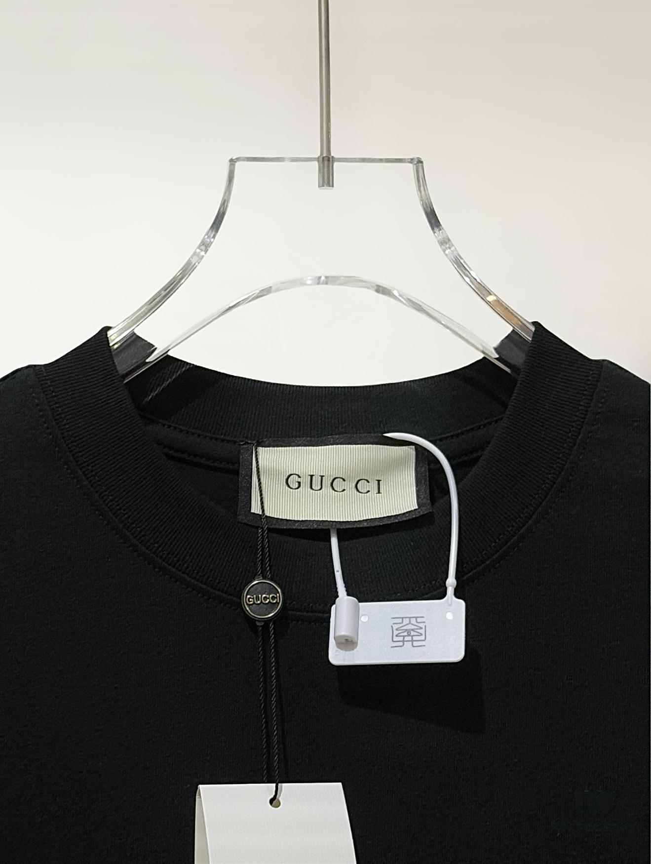 69312f1c908475d562cd976d Gucci Logo Embroidered Patch Pocket Sleeveless T-Shirt Classic Stylish Youthful Cotton Top Unisex
