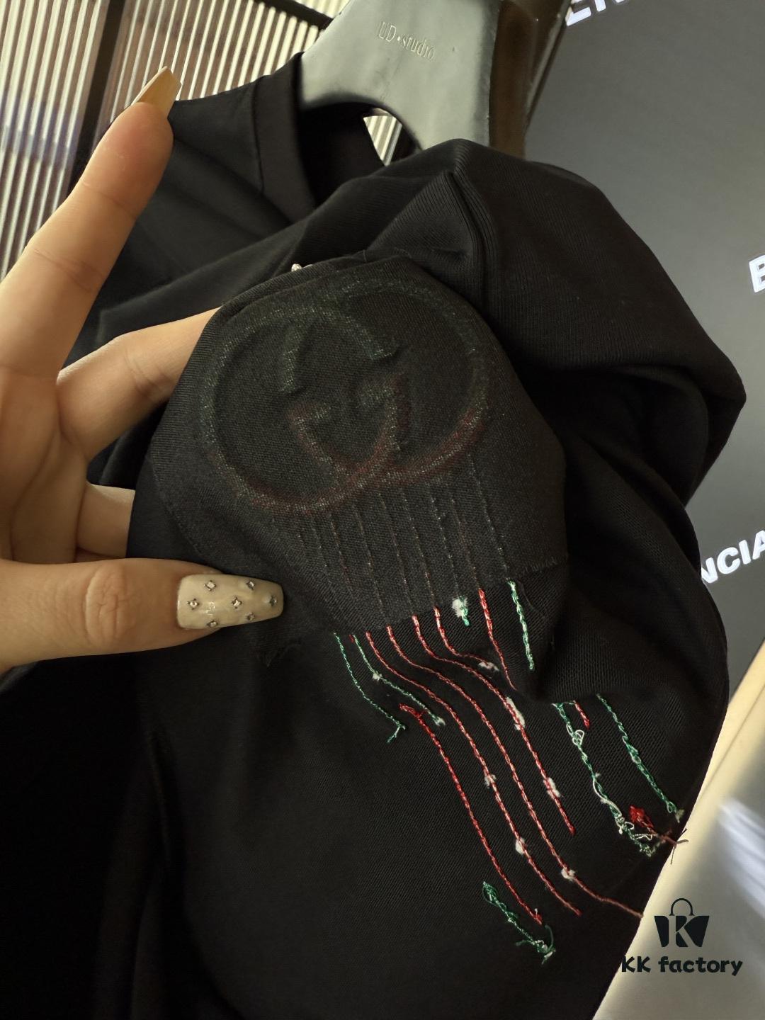 GUCCI 2025 Spring/Summer New Arrival Unisex T-Shirt with Red-Green Embroidered Logo and Print