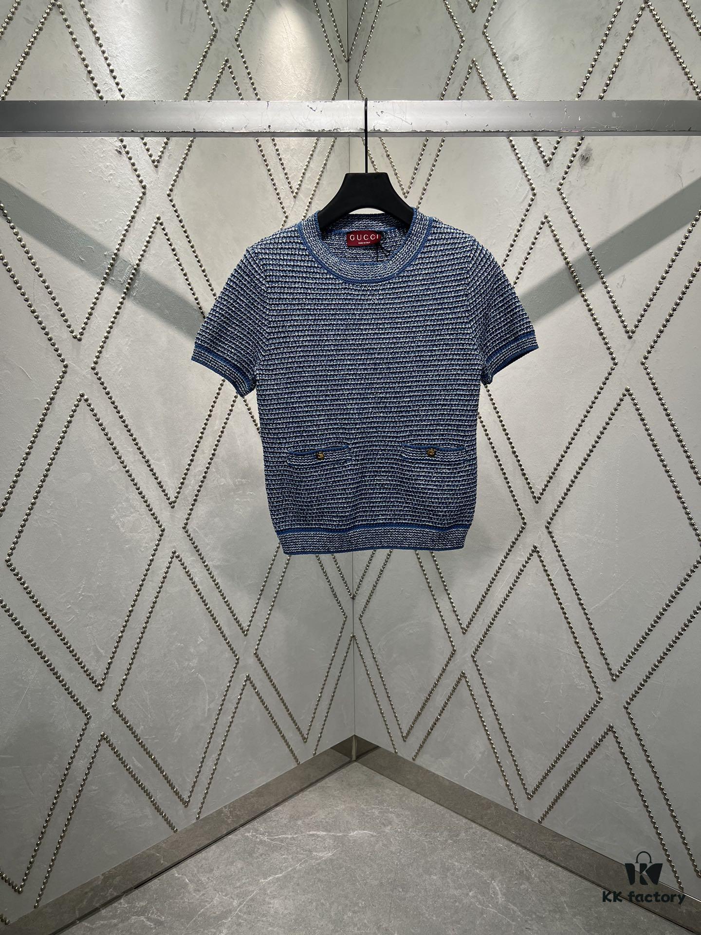 G House 25ss New Arrival Crew Neck Top Crafted from Fine Cotton Knit Fabric, a Standout Piece for the 2025 Pre-Spring Collection. The Light Blue Hue Adds Elegant Sophistication, While the Gold-Tone Double G Buttons Enhance the Design Appeal.