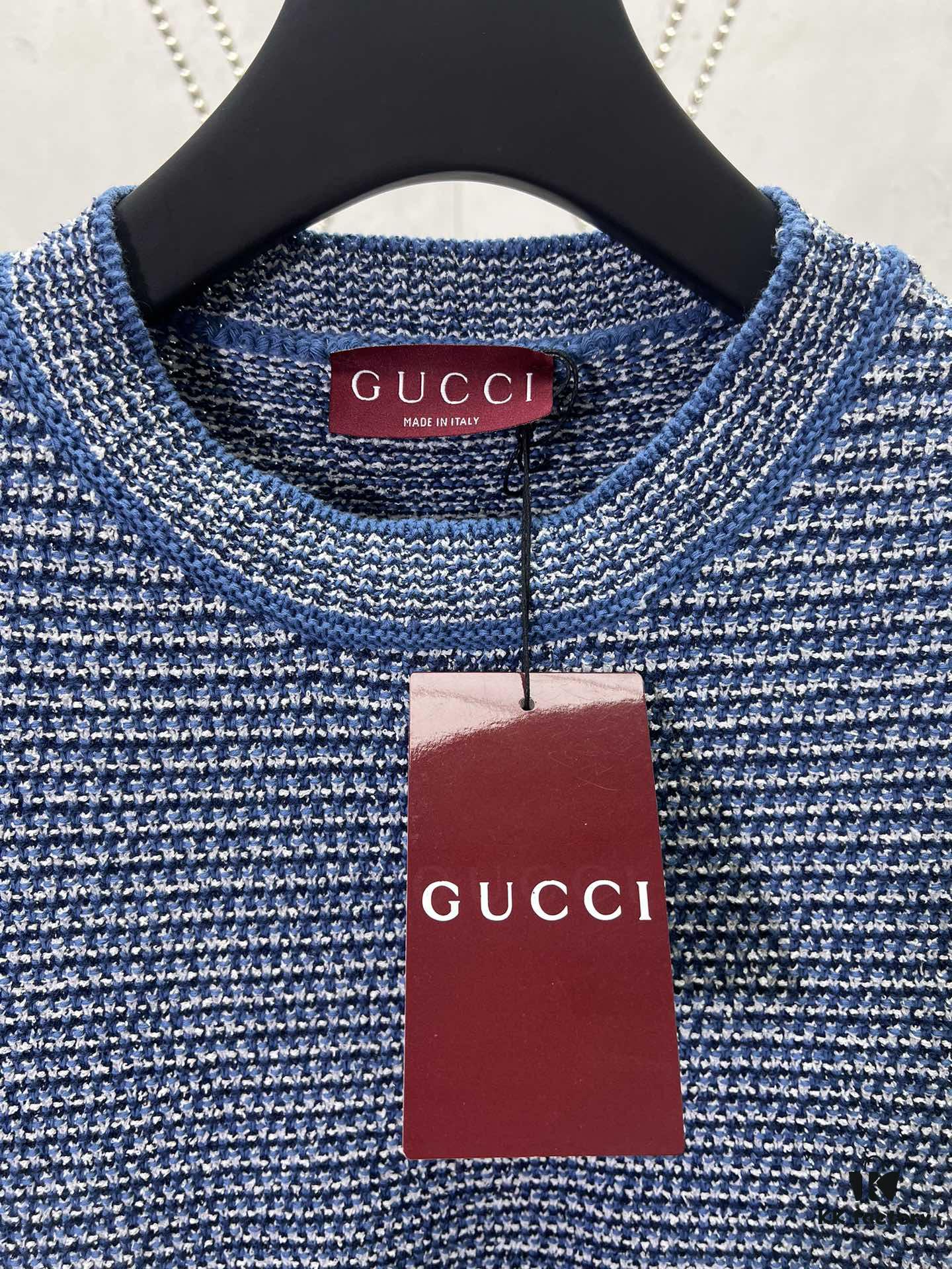G House 25ss New Arrival Crew Neck Top Crafted from Fine Cotton Knit Fabric, a Standout Piece for the 2025 Pre-Spring Collection. The Light Blue Hue Adds Elegant Sophistication, While the Gold-Tone Double G Buttons Enhance the Design Appeal.
