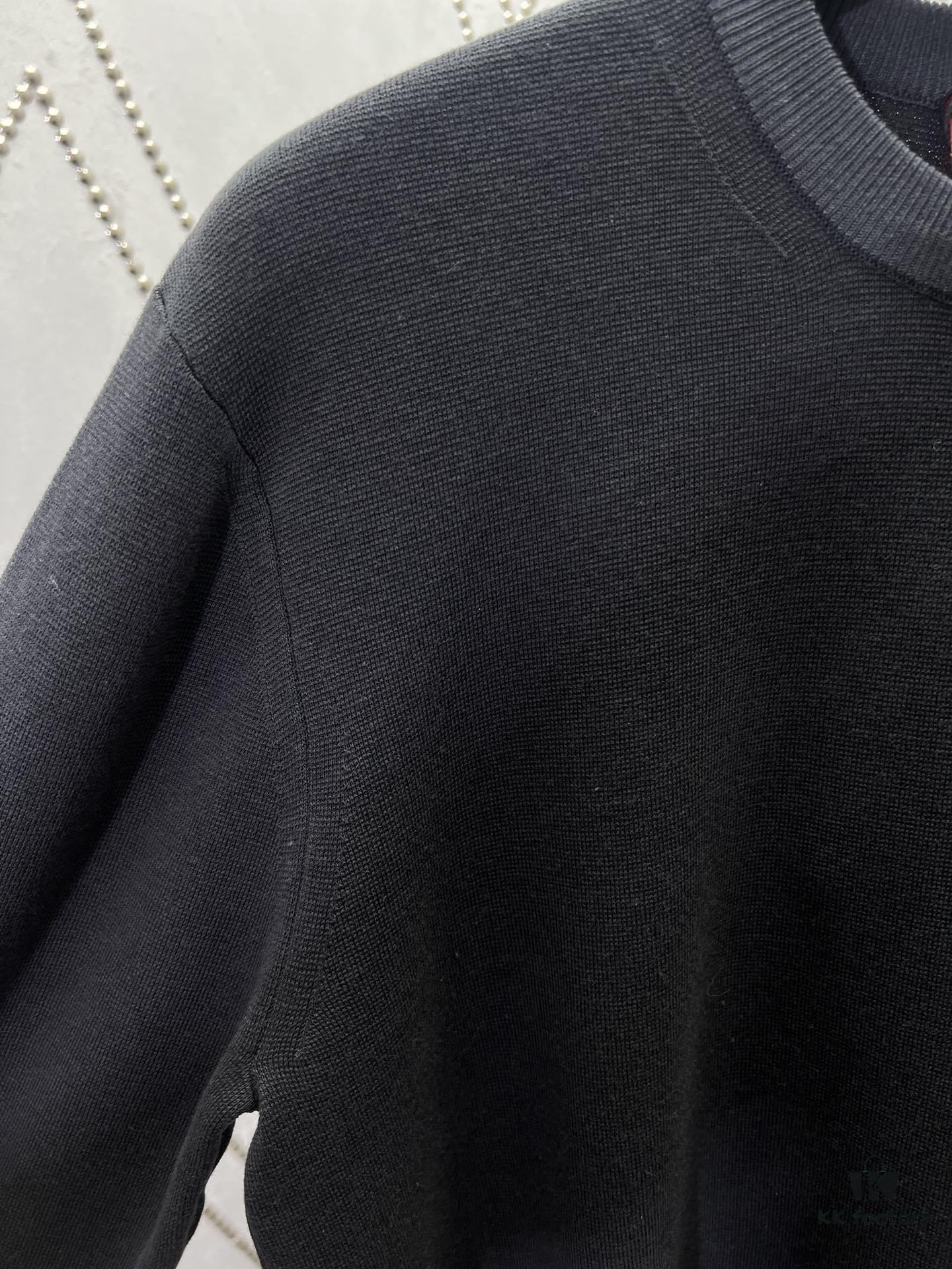 69313e88908475d562cd9b7f Gucci 25SS New Arrival Sweater Crafted from a Silk-Cotton Blend Knit Fabric, Embellished with Gucci Intarsia for Added Charm