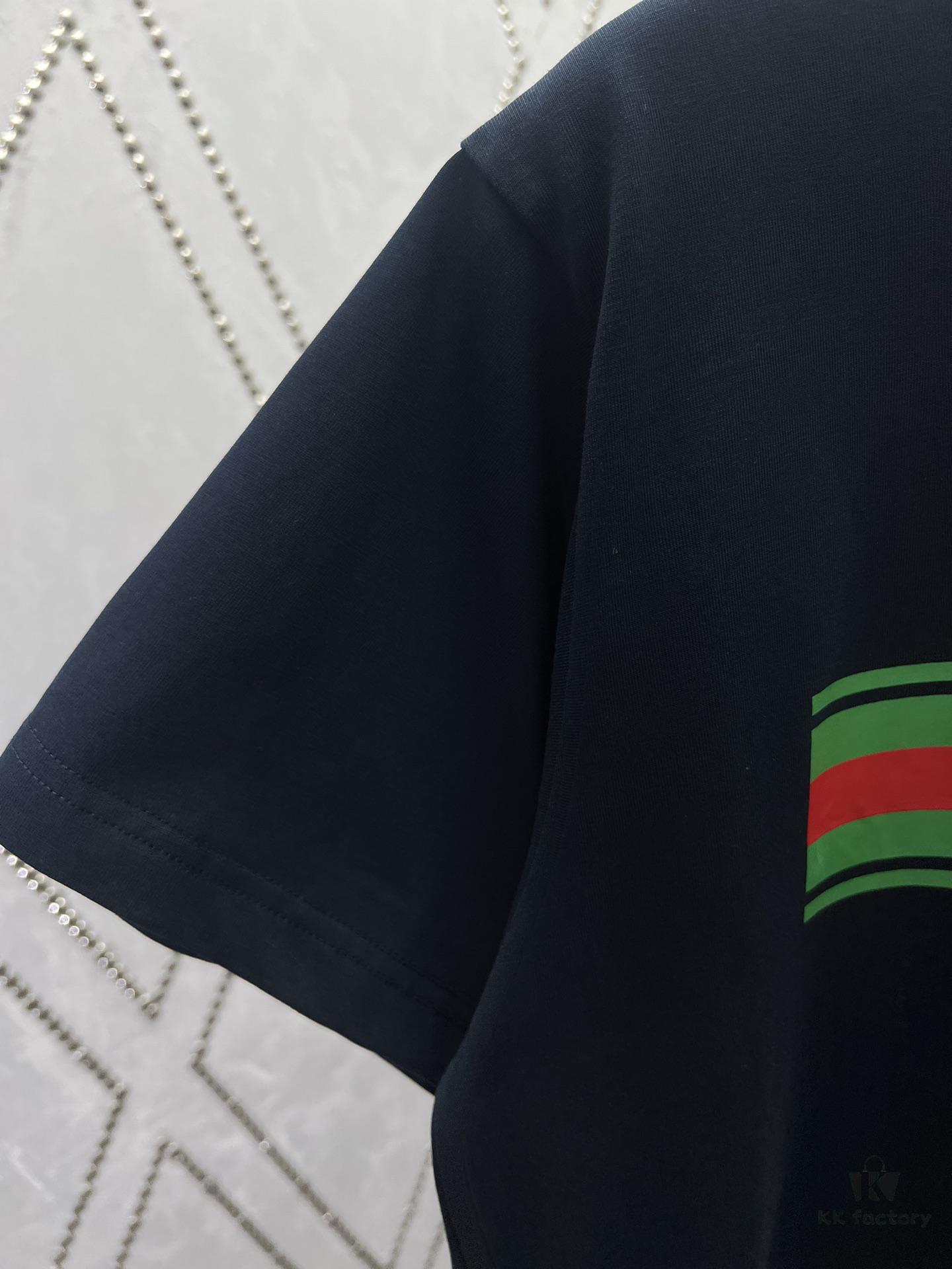 693141ac908475d562cd9c29 Gucci 25SS New Regular Fit T-Shirt Made of Knitted Cotton with Gucci Web Stripe Flag Print