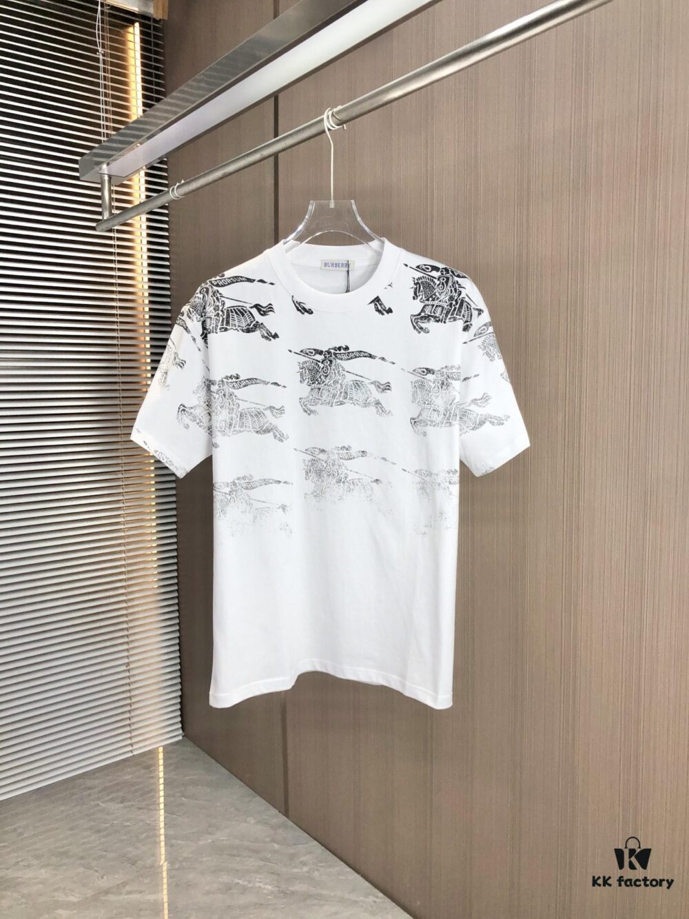 69314356908475d562cd9c8c BURBERRY 2025 Spring/Summer New Arrival Round Neck Short Sleeve T-Shirt with All-Over Dot Print, Made from 320g Double-Layer Combed Cotton Fabric, Slightly Loose Fit, Soft and Substantial Fabric Texture, Unisex Design