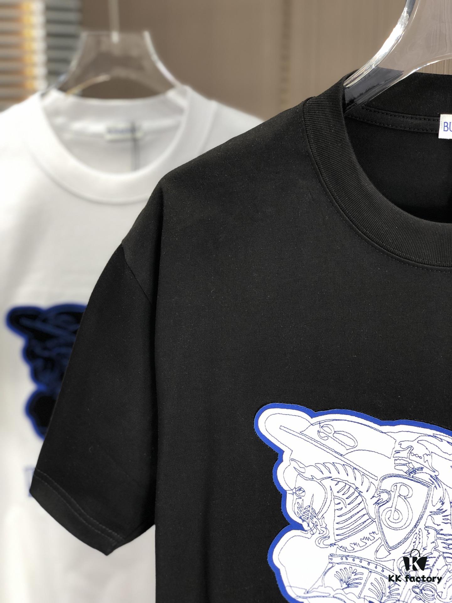69314388908475d562cd9c96 BURBERRY 2025 Spring/Summer New Arrival Round Neck Short Sleeve T-Shirt with Contrasting Embroidery, 320g Double Combed Cotton Fabric, Slightly Loose Unisex Fit