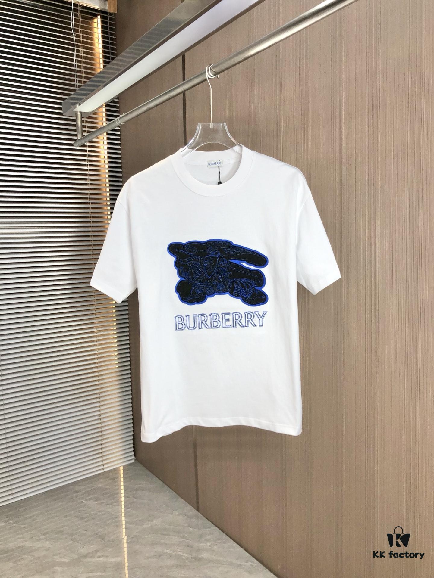 693143c0908475d562cd9c9c BURBERRY 2025 Spring/Summer New Arrival Round Neck Short Sleeve T-Shirt with Contrasting Patch Embroidery, 320g Double Combed Cotton Fabric, Slightly Loose Unisex Fit