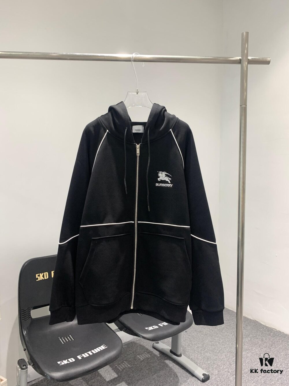 69314bcb908475d562cd9e7e New BURBERRY Barricade Embroidered Bomber Jacket – Must-Have for Spring and Autumn, Counter-Synchronized Release, Classic Masterpiece, Exclusive Launch
