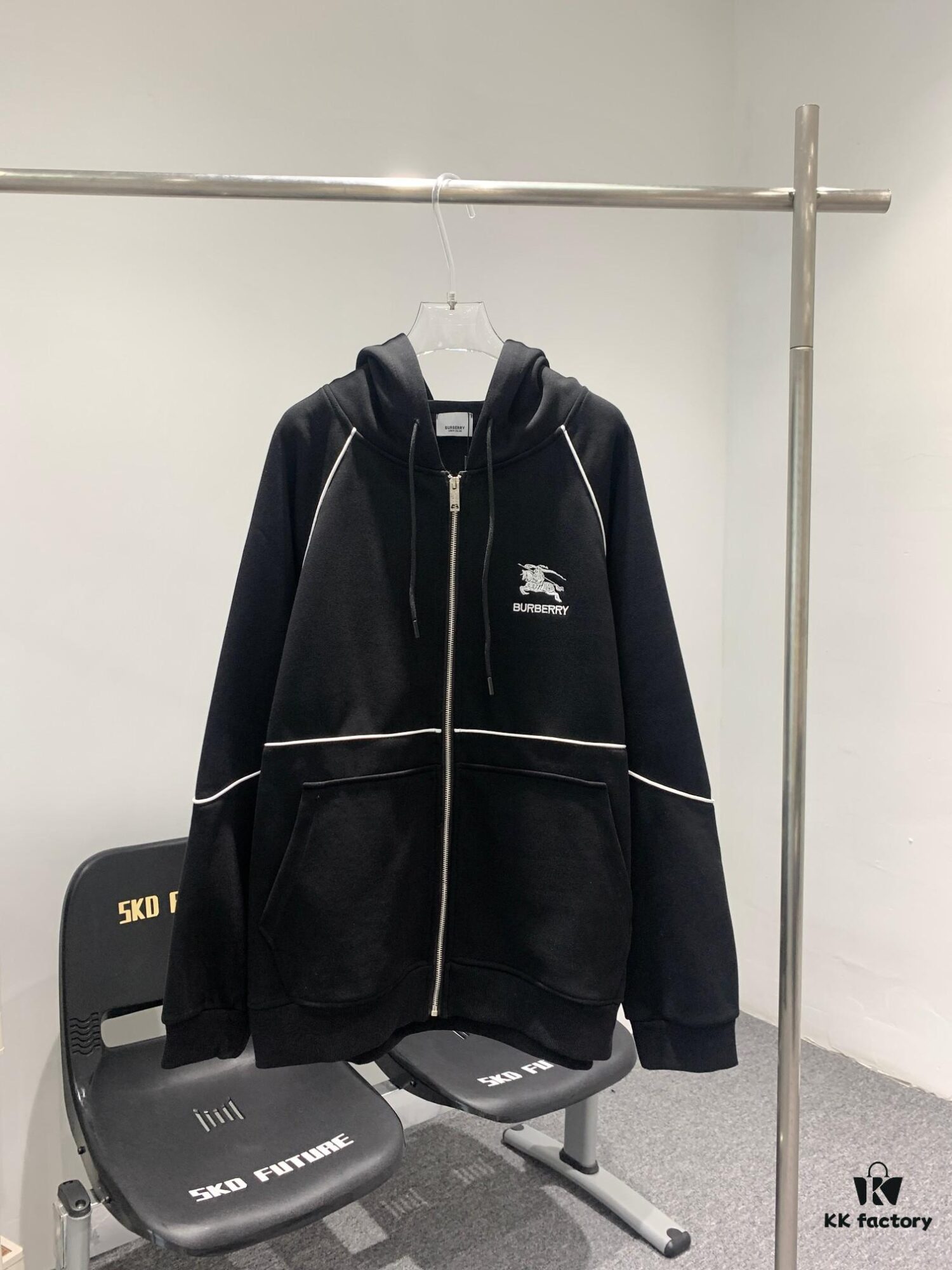 69314bcb908475d562cd9e7e New BURBERRY Barricade Embroidered Bomber Jacket – Must-Have for Spring and Autumn, Counter-Synchronized Release, Classic Masterpiece, Exclusive Launch