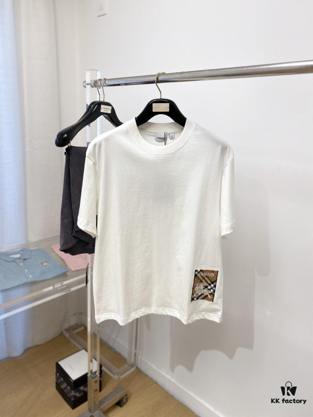 69314efb908475d562cd9f3b Burberry, 2025 Newest Short Sleeve T-Shirt, Stylish and Handsome with Exquisite Embroidered Logo, Simple and Versatile Design