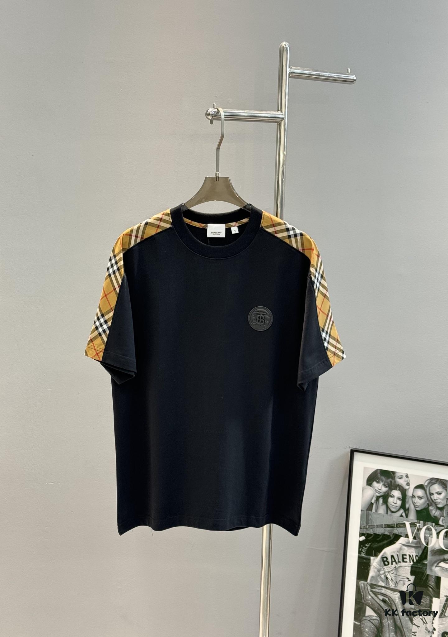 69315488908475d562cda06c BBR* Bao-Bao-Li 25SS Limited Edition T-Shirt, Unisex Style! Premium 260g Fully Combed Cotton, Custom Leather Chest Patch, Shoulder Plaid Panel Craft for Strong Textural Feel and 3D Effect, Oversized Slightly Expanded Silhouette, Complete Three Labels. Colors: Black, White. European Size: S, M, L, XL (Recommended Size M for Height 175cm / Weight 70kg)