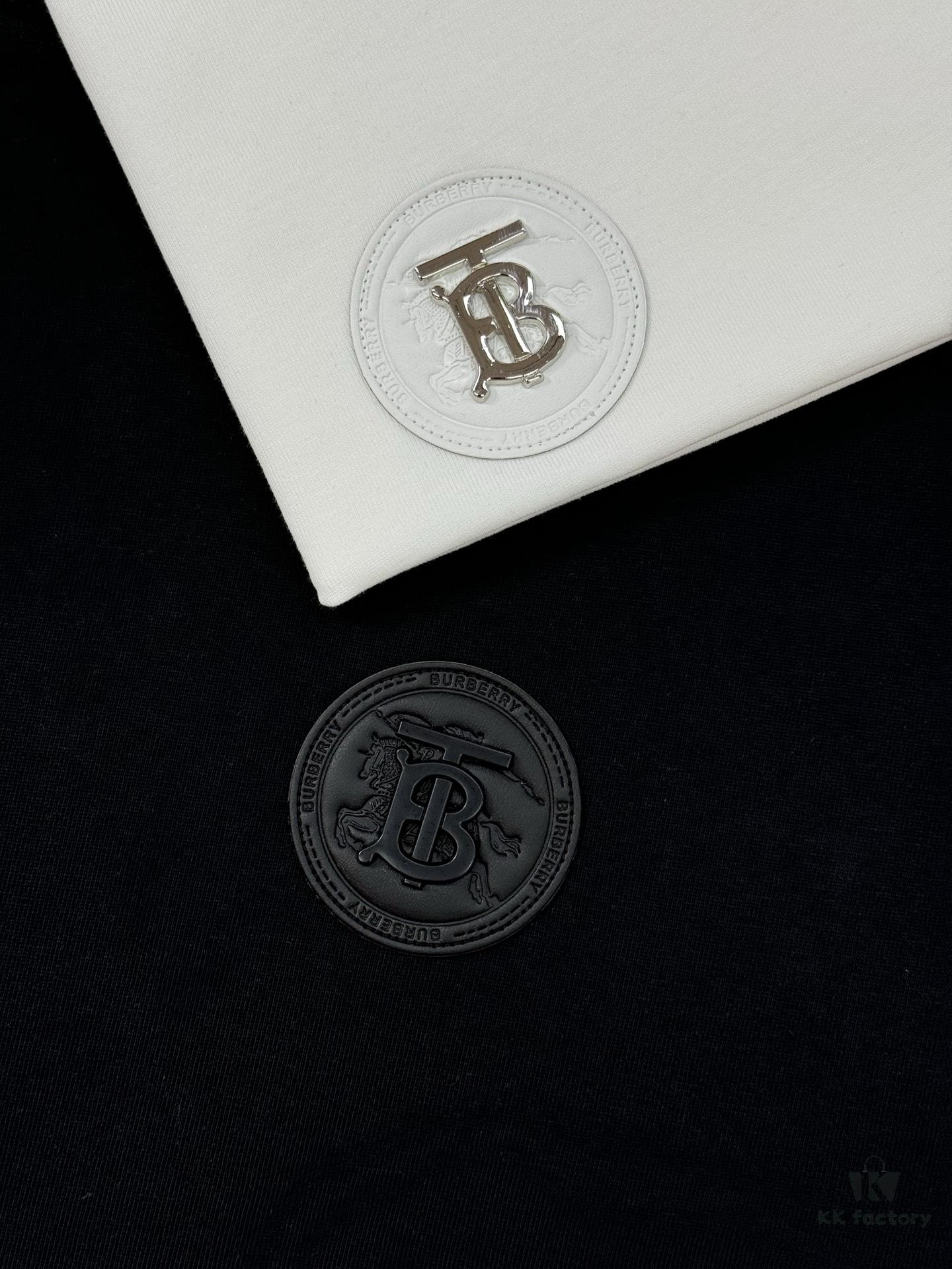 69315499908475d562cda070 BBR* Bao-Bao-Li 25SS Limited Edition T-Shirt, Unisex Style! Premium 260g Fully Combed Cotton, Custom Leather Chest Patch, Shoulder Plaid Panel Craft for Strong Textural Feel and 3D Effect, Oversized Slightly Expanded Silhouette, Complete Three Labels. Colors: Black, White. European Size: S, M, L, XL (Recommended Size M for Height 175cm / Weight 70kg)