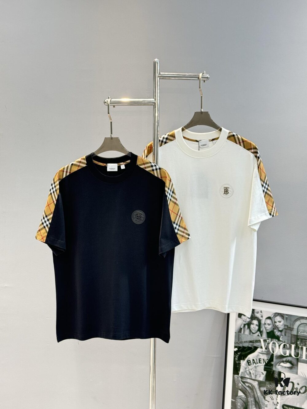 693154a7908475d562cda072 BBR* Bao-Bao-Li 25SS Limited Edition T-Shirt, Unisex Style! Premium 260g Fully Combed Cotton, Custom Leather Chest Patch, Shoulder Plaid Panel Craft for Strong Textural Feel and 3D Effect, Oversized Slightly Expanded Silhouette, Complete Three Labels. Colors: Black, White. European Size: S, M, L, XL (Recommended Size M for Height 175cm / Weight 70kg)