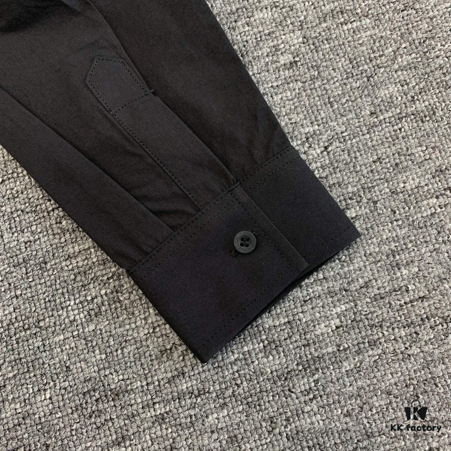69316279908475d562cda324 New BALENCIAGA BLCG 24SS Long-Sleeve Shirt with Embroidered Logo at Collar, Minimalist Design