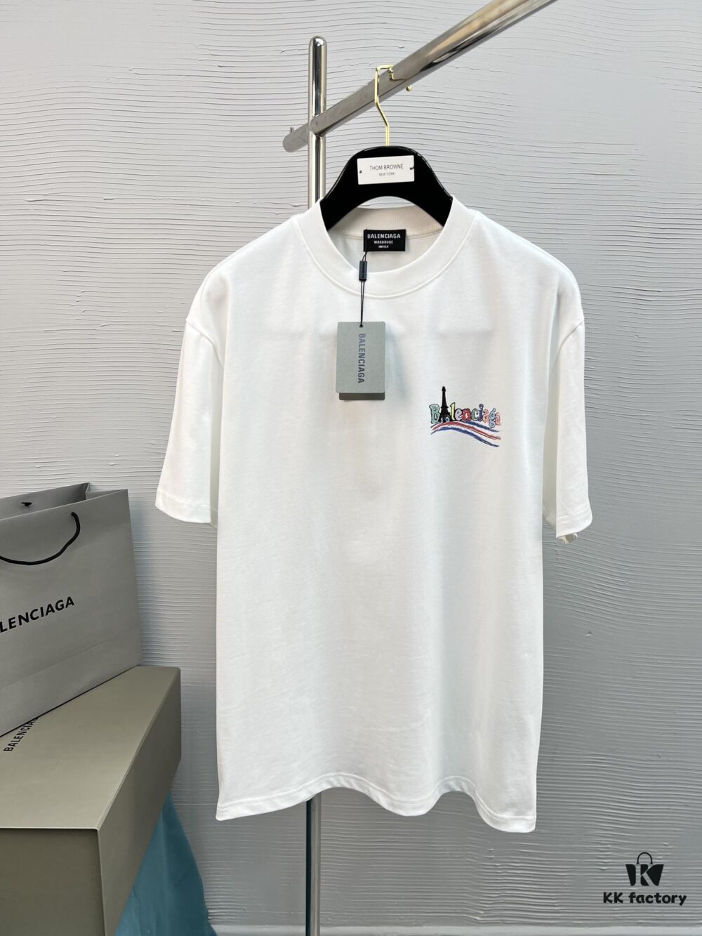 69316b81908475d562cda4ee High-Quality BAL 25SS Classic Color T-Shirt New Arrival! A vibrant and youthful design bursting with energy, part of the new season's featured bear series. Crafted with premium 280g pure cotton fabric and advanced first-grade printing technology for a strong three-dimensional color gradient. Soft, comfortable, and perfect for spring and summer – effortlessly pairs with jeans, casual pants, or shorts as a must-have wardrobe staple.