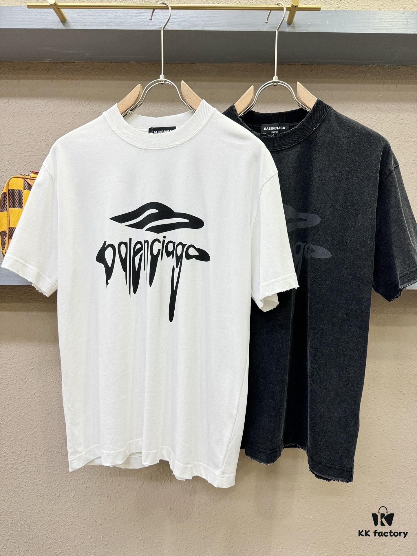 69316d5a908475d562cda540 Balenciaga Spring/Summer 2025 New Arrival Short Sleeve T-Shirt! Runway-Inspired Fashion Casual Tee with Signature Logo Design! Exquisitely Crafted from Premium 100% Cotton, Offering a Soft, Skin-Friendly Feel and Exceptional Comfort with Excellent Breathability – A Must-Have Piece That You Won't Be Able to Put Down! Relaxed Fit with Slightly Dropped Shoulders and Crew Neck, Designed as a Gender-Neutral Unisex Style for Couples, Redefining Contemporary Fashion with a Fresh Aesthetic. Distinct from Standard Market Versions, This High-End Collection Features Unisex Sizing for Both Men and Women.