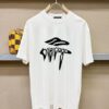 69316d5a908475d562cda541 Balenciaga Spring/Summer 2025 New Arrival Short Sleeve T-Shirt! Runway-Inspired Fashion Casual Tee with Signature Logo Design! Exquisitely Crafted from Premium 100% Cotton, Offering a Soft, Skin-Friendly Feel and Exceptional Comfort with Excellent Breathability – A Must-Have Piece That You Won't Be Able to Put Down! Relaxed Fit with Slightly Dropped Shoulders and Crew Neck, Designed as a Gender-Neutral Unisex Style for Couples, Redefining Contemporary Fashion with a Fresh Aesthetic. Distinct from Standard Market Versions, This High-End Collection Features Unisex Sizing for Both Men and Women.