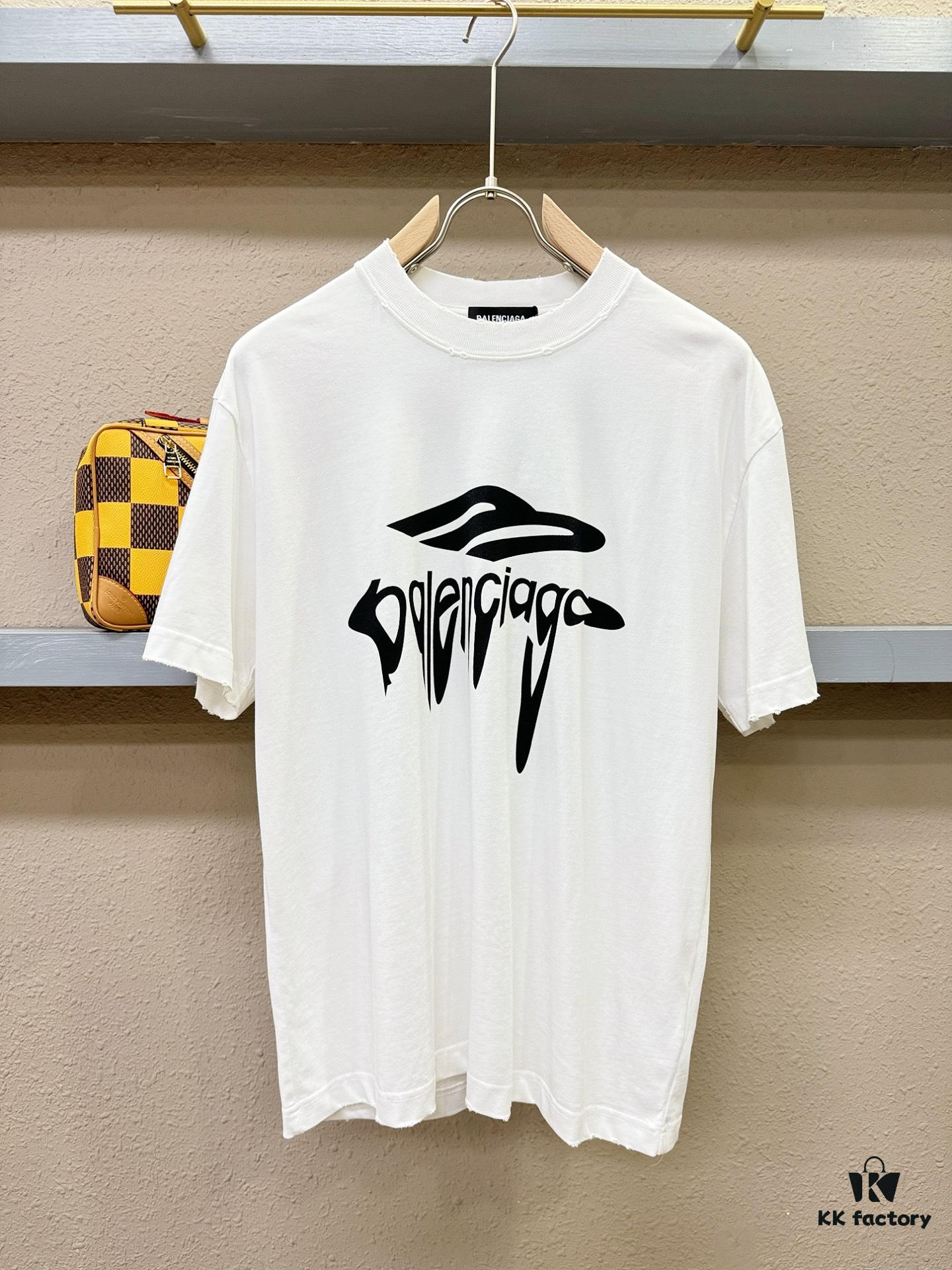 69316d5a908475d562cda541 Balenciaga Spring/Summer 2025 New Arrival Short Sleeve T-Shirt! Runway-Inspired Fashion Casual Tee with Signature Logo Design! Exquisitely Crafted from Premium 100% Cotton, Offering a Soft, Skin-Friendly Feel and Exceptional Comfort with Excellent Breathability – A Must-Have Piece That You Won't Be Able to Put Down! Relaxed Fit with Slightly Dropped Shoulders and Crew Neck, Designed as a Gender-Neutral Unisex Style for Couples, Redefining Contemporary Fashion with a Fresh Aesthetic. Distinct from Standard Market Versions, This High-End Collection Features Unisex Sizing for Both Men and Women.