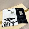 69316d62908475d562cda542 Balenciaga Spring/Summer 2025 New Arrival Short Sleeve T-Shirt! Runway-Inspired Fashion Casual Tee with Signature Logo Design! Exquisitely Crafted from Premium 100% Cotton, Offering a Soft, Skin-Friendly Feel and Exceptional Comfort with Excellent Breathability – A Must-Have Piece That You Won't Be Able to Put Down! Relaxed Fit with Slightly Dropped Shoulders and Crew Neck, Designed as a Gender-Neutral Unisex Style for Couples, Redefining Contemporary Fashion with a Fresh Aesthetic. Distinct from Standard Market Versions, This High-End Collection Features Unisex Sizing for Both Men and Women.