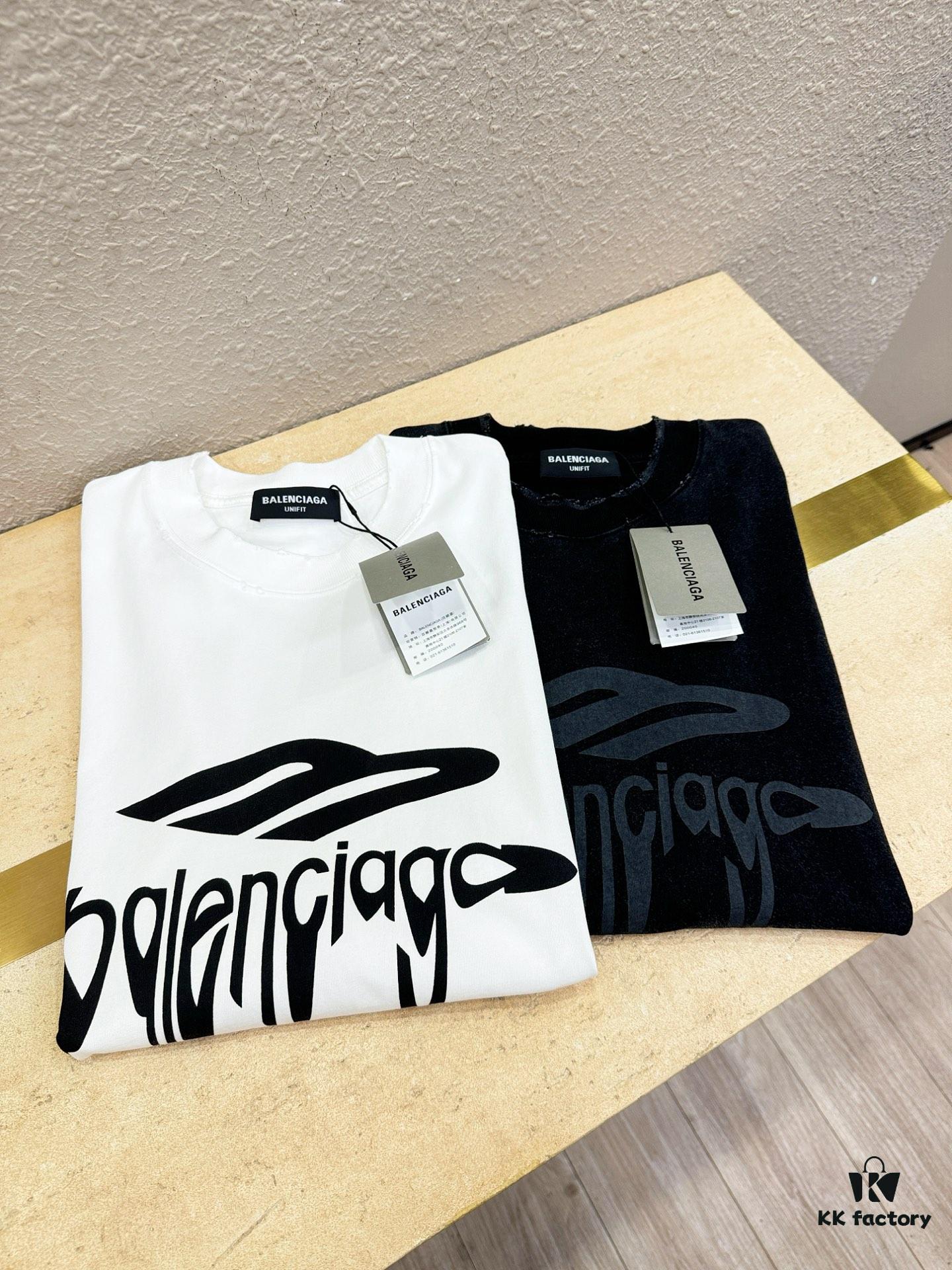 69316d62908475d562cda542 Balenciaga Spring/Summer 2025 New Arrival Short Sleeve T-Shirt! Runway-Inspired Fashion Casual Tee with Signature Logo Design! Exquisitely Crafted from Premium 100% Cotton, Offering a Soft, Skin-Friendly Feel and Exceptional Comfort with Excellent Breathability – A Must-Have Piece That You Won't Be Able to Put Down! Relaxed Fit with Slightly Dropped Shoulders and Crew Neck, Designed as a Gender-Neutral Unisex Style for Couples, Redefining Contemporary Fashion with a Fresh Aesthetic. Distinct from Standard Market Versions, This High-End Collection Features Unisex Sizing for Both Men and Women.