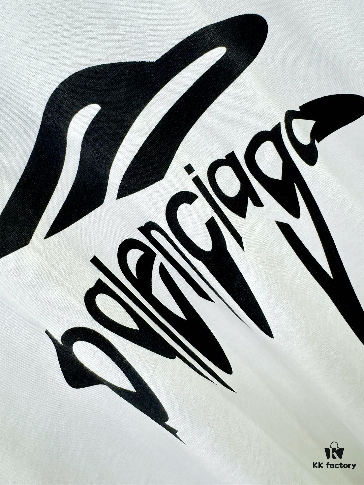 69316d62908475d562cda543 Balenciaga Spring/Summer 2025 New Arrival Short Sleeve T-Shirt! Runway-Inspired Fashion Casual Tee with Signature Logo Design! Exquisitely Crafted from Premium 100% Cotton, Offering a Soft, Skin-Friendly Feel and Exceptional Comfort with Excellent Breathability – A Must-Have Piece That You Won't Be Able to Put Down! Relaxed Fit with Slightly Dropped Shoulders and Crew Neck, Designed as a Gender-Neutral Unisex Style for Couples, Redefining Contemporary Fashion with a Fresh Aesthetic. Distinct from Standard Market Versions, This High-End Collection Features Unisex Sizing for Both Men and Women.