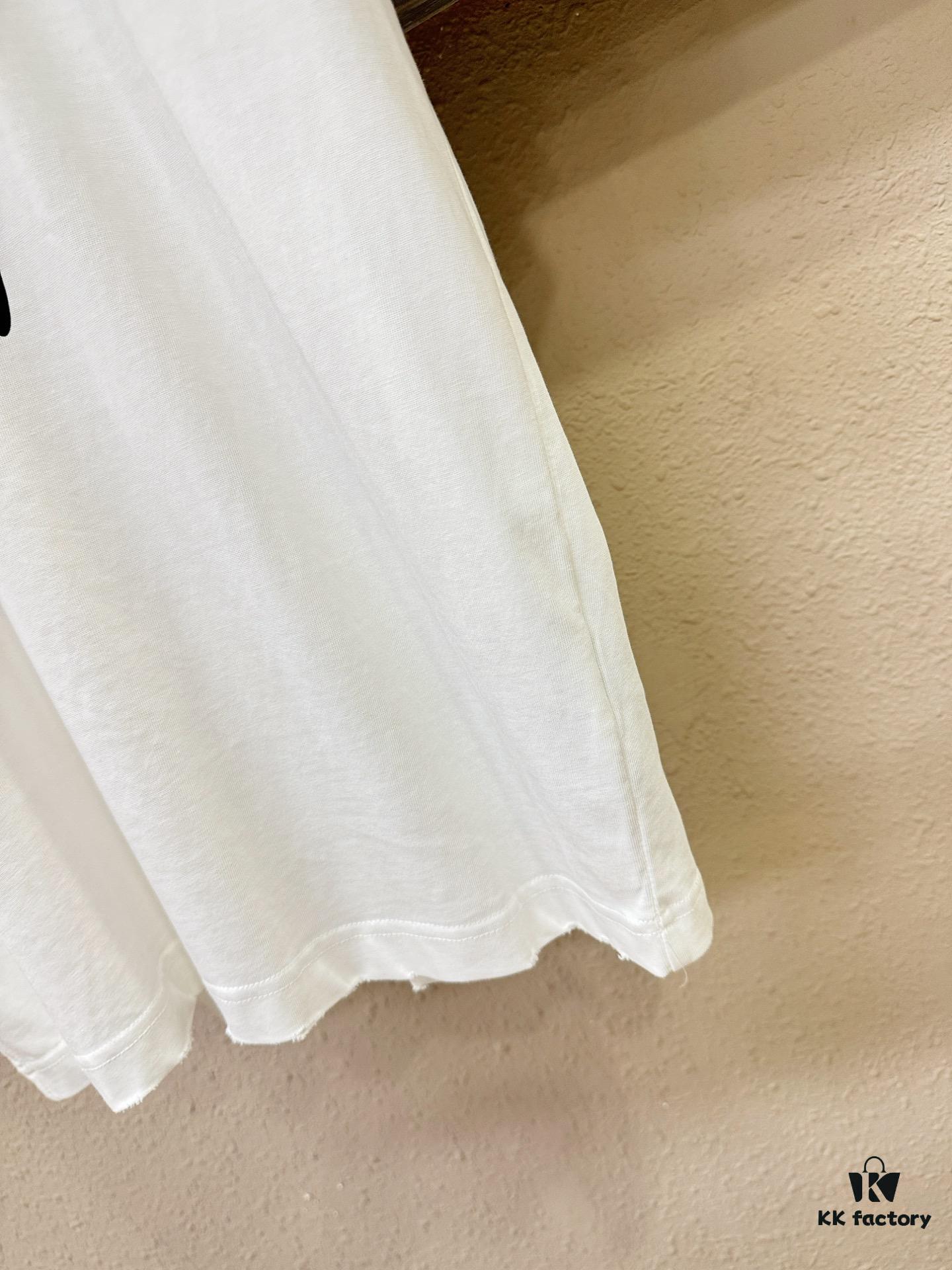 69316d6a908475d562cda544 Balenciaga Spring/Summer 2025 New Arrival Short Sleeve T-Shirt! Runway-Inspired Fashion Casual Tee with Signature Logo Design! Exquisitely Crafted from Premium 100% Cotton, Offering a Soft, Skin-Friendly Feel and Exceptional Comfort with Excellent Breathability – A Must-Have Piece That You Won't Be Able to Put Down! Relaxed Fit with Slightly Dropped Shoulders and Crew Neck, Designed as a Gender-Neutral Unisex Style for Couples, Redefining Contemporary Fashion with a Fresh Aesthetic. Distinct from Standard Market Versions, This High-End Collection Features Unisex Sizing for Both Men and Women.