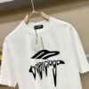 69316d6b908475d562cda545 Balenciaga Spring/Summer 2025 New Arrival Short Sleeve T-Shirt! Runway-Inspired Fashion Casual Tee with Signature Logo Design! Exquisitely Crafted from Premium 100% Cotton, Offering a Soft, Skin-Friendly Feel and Exceptional Comfort with Excellent Breathability – A Must-Have Piece That You Won't Be Able to Put Down! Relaxed Fit with Slightly Dropped Shoulders and Crew Neck, Designed as a Gender-Neutral Unisex Style for Couples, Redefining Contemporary Fashion with a Fresh Aesthetic. Distinct from Standard Market Versions, This High-End Collection Features Unisex Sizing for Both Men and Women.