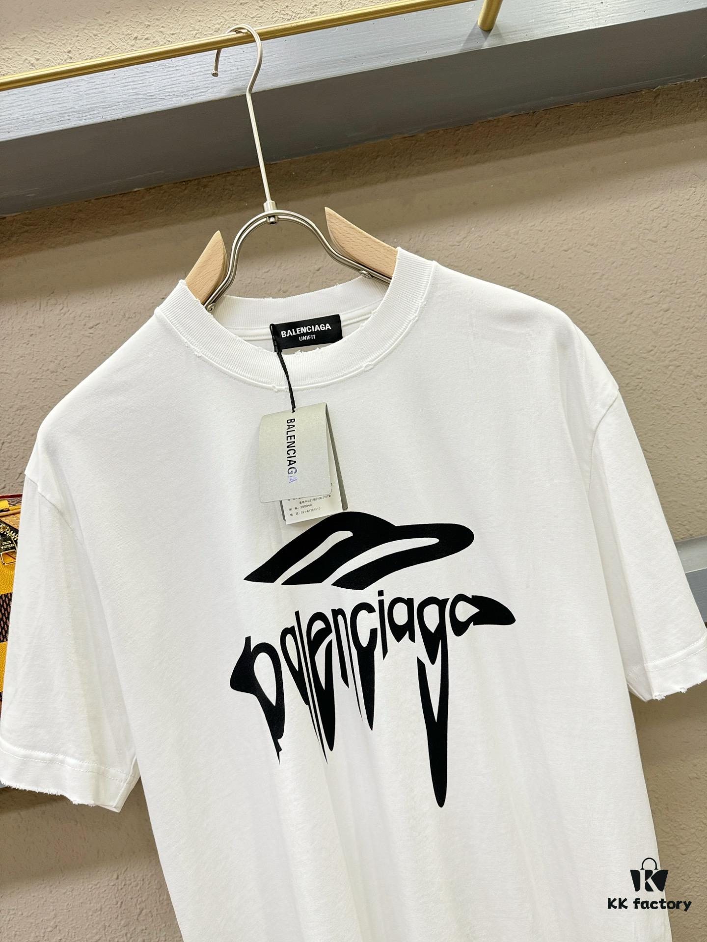 69316d6b908475d562cda545 Balenciaga Spring/Summer 2025 New Arrival Short Sleeve T-Shirt! Runway-Inspired Fashion Casual Tee with Signature Logo Design! Exquisitely Crafted from Premium 100% Cotton, Offering a Soft, Skin-Friendly Feel and Exceptional Comfort with Excellent Breathability – A Must-Have Piece That You Won't Be Able to Put Down! Relaxed Fit with Slightly Dropped Shoulders and Crew Neck, Designed as a Gender-Neutral Unisex Style for Couples, Redefining Contemporary Fashion with a Fresh Aesthetic. Distinct from Standard Market Versions, This High-End Collection Features Unisex Sizing for Both Men and Women.