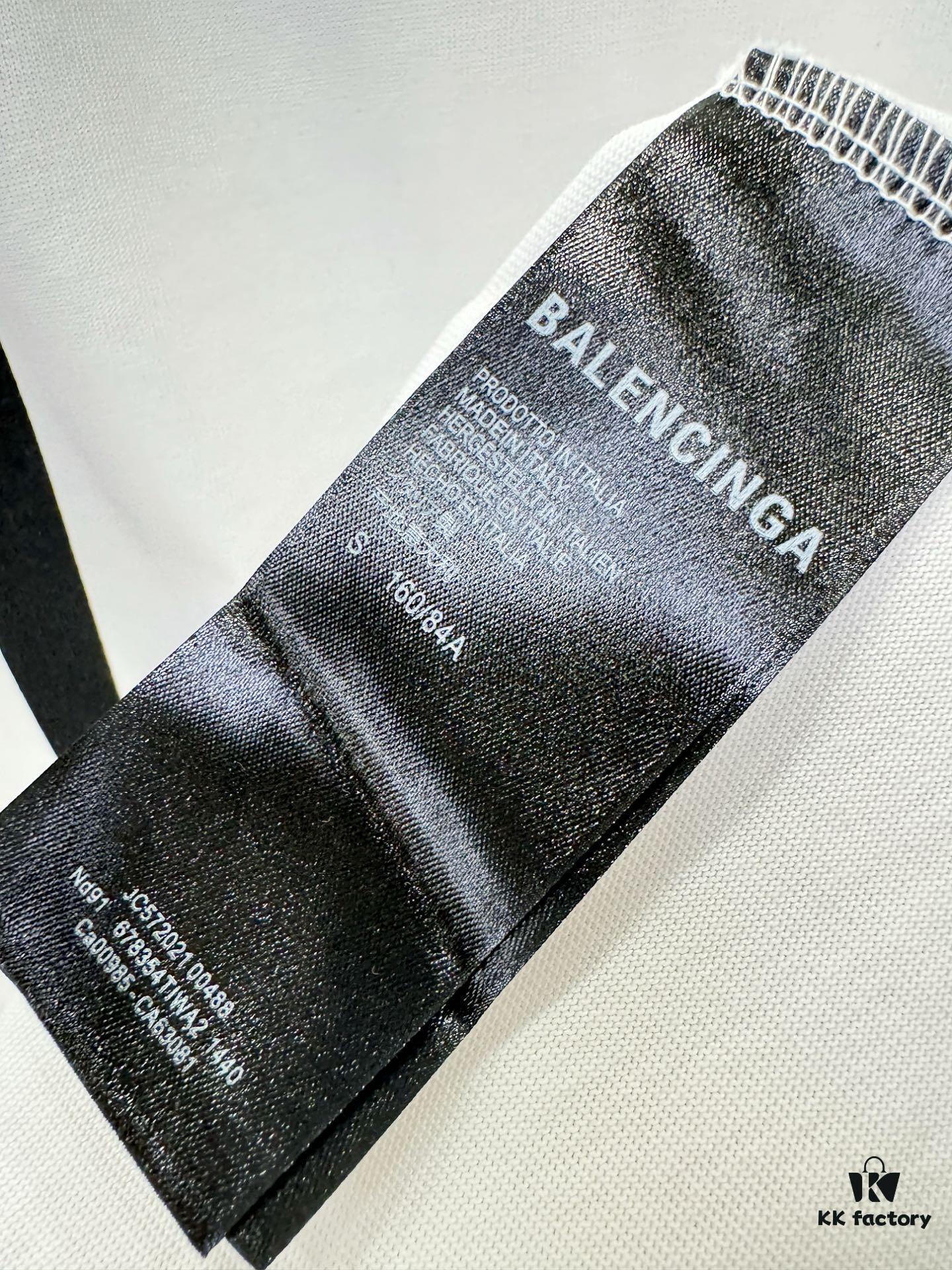 69316d72908475d562cda546 Balenciaga Spring/Summer 2025 New Arrival Short Sleeve T-Shirt! Runway-Inspired Fashion Casual Tee with Signature Logo Design! Exquisitely Crafted from Premium 100% Cotton, Offering a Soft, Skin-Friendly Feel and Exceptional Comfort with Excellent Breathability – A Must-Have Piece That You Won't Be Able to Put Down! Relaxed Fit with Slightly Dropped Shoulders and Crew Neck, Designed as a Gender-Neutral Unisex Style for Couples, Redefining Contemporary Fashion with a Fresh Aesthetic. Distinct from Standard Market Versions, This High-End Collection Features Unisex Sizing for Both Men and Women.
