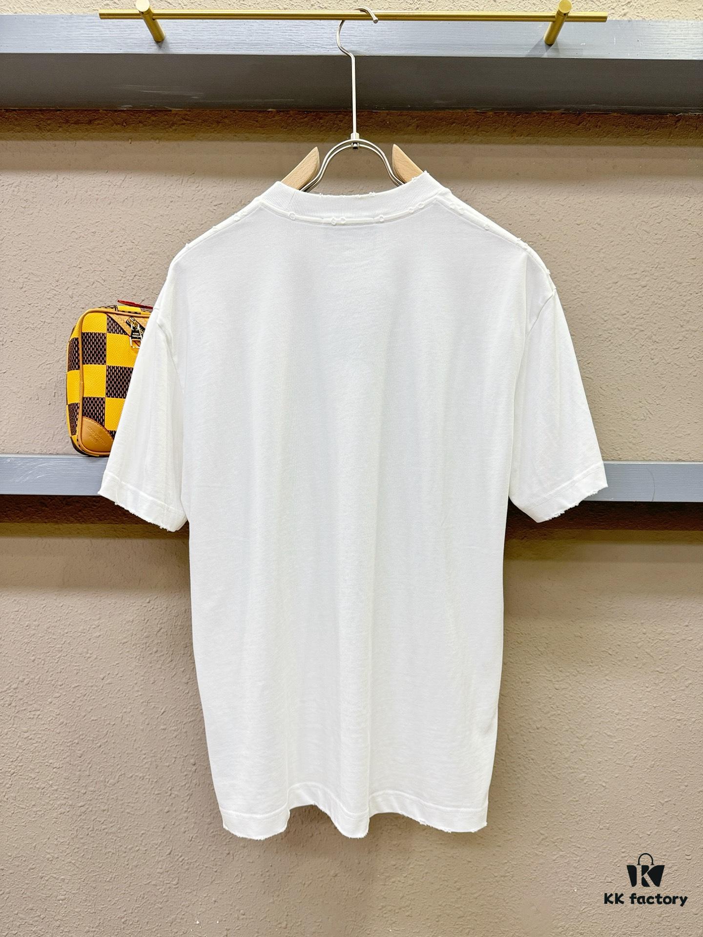 69316d7e908475d562cda547 Balenciaga Spring/Summer 2025 New Arrival Short Sleeve T-Shirt! Runway-Inspired Fashion Casual Tee with Signature Logo Design! Exquisitely Crafted from Premium 100% Cotton, Offering a Soft, Skin-Friendly Feel and Exceptional Comfort with Excellent Breathability – A Must-Have Piece That You Won't Be Able to Put Down! Relaxed Fit with Slightly Dropped Shoulders and Crew Neck, Designed as a Gender-Neutral Unisex Style for Couples, Redefining Contemporary Fashion with a Fresh Aesthetic. Distinct from Standard Market Versions, This High-End Collection Features Unisex Sizing for Both Men and Women.