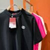 69319eacccd8ab3d7af93782 Gucci 2025 Spring/Summer New Short Sleeve T-Shirt! Runway Pattern Fashion Casual Tee with Signature Logo Design! Premium 100% Cotton Fabric, Soft and Skin-Friendly Texture, Exceptional Comfort and Breathability – A Must-Have in Real Life! Gender-Neutral Unisex Style for Couples, Redefining Modern Fashion Elegance! Distinct from Market Versions, Complete with Three Authentic Labels, Unisex Design. High-End Collection!