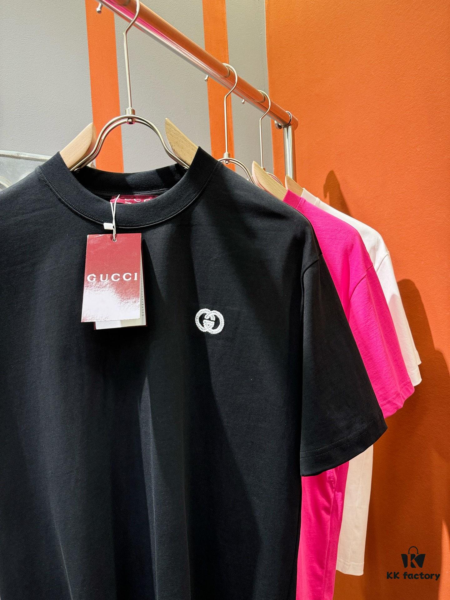 69319eacccd8ab3d7af93782 Gucci 2025 Spring/Summer New Short Sleeve T-Shirt! Runway Pattern Fashion Casual Tee with Signature Logo Design! Premium 100% Cotton Fabric, Soft and Skin-Friendly Texture, Exceptional Comfort and Breathability – A Must-Have in Real Life! Gender-Neutral Unisex Style for Couples, Redefining Modern Fashion Elegance! Distinct from Market Versions, Complete with Three Authentic Labels, Unisex Design. High-End Collection!