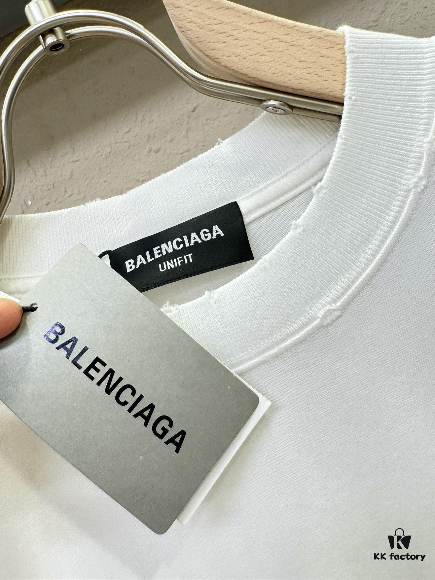 69319fa8ccd8ab3d7af937d2 Balenciaga Spring/Summer 2025 New Arrival Short Sleeve T-Shirt! Runway-Inspired Fashion Casual Tee with Signature Logo Design! Exquisitely Crafted from Premium 100% Cotton, Offering a Soft, Skin-Friendly Feel and Exceptional Comfort with Excellent Breathability – A Must-Have Piece That You Won't Be Able to Put Down! Relaxed Fit with Slightly Dropped Shoulders and Crew Neck, Designed as a Gender-Neutral Unisex Style for Couples, Redefining Contemporary Fashion with a Fresh Aesthetic. Distinct from Standard Market Versions, This High-End Collection Features Unisex Sizing for Both Men and Women.