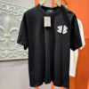 69319fd9ccd8ab3d7af93954 Balenciaga Spring/Summer 2025 New Arrival Short Sleeve T-Shirt! Runway-Inspired Fashion Casual Tee with Signature Logo Design! Premium 100% Cotton Fabric, Soft and Skin-Friendly Texture, Exceptional Comfort and Breathability. A Must-Have Piece That Exudes Style and Sophistication. Relaxed Fit with Slightly Dropped Shoulders and Round Neck, Gender-Neutral Unisex Cut for Couples – Redefining Contemporary Fashion Elegance. Distinct from Market Versions, Complete with Three Authentic Labels, Unisex Design. High-End Collection!