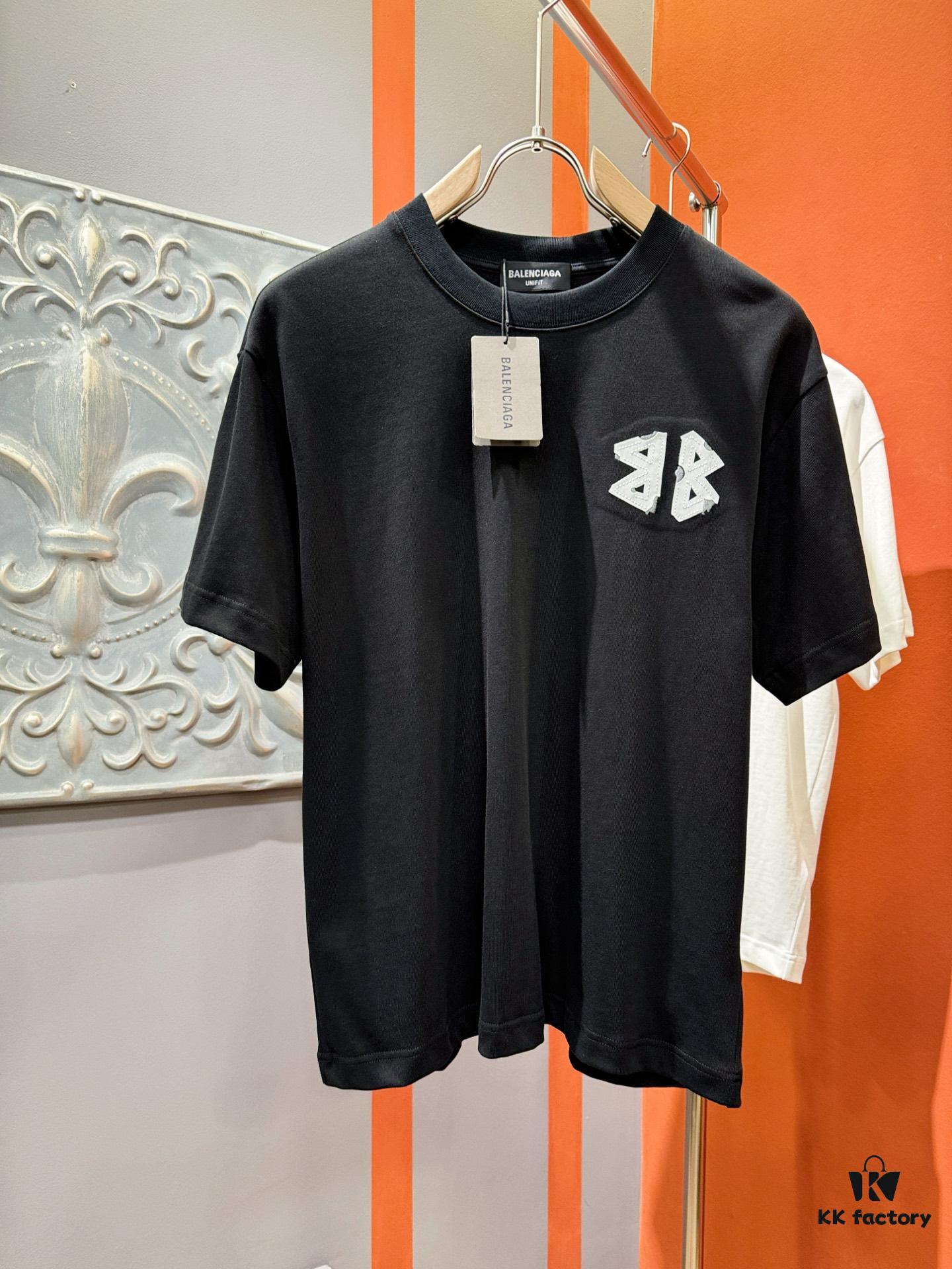 69319fd9ccd8ab3d7af93954 Balenciaga Spring/Summer 2025 New Arrival Short Sleeve T-Shirt! Runway-Inspired Fashion Casual Tee with Signature Logo Design! Premium 100% Cotton Fabric, Soft and Skin-Friendly Texture, Exceptional Comfort and Breathability. A Must-Have Piece That Exudes Style and Sophistication. Relaxed Fit with Slightly Dropped Shoulders and Round Neck, Gender-Neutral Unisex Cut for Couples – Redefining Contemporary Fashion Elegance. Distinct from Market Versions, Complete with Three Authentic Labels, Unisex Design. High-End Collection!