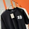 69319fd9ccd8ab3d7af93955 Balenciaga Spring/Summer 2025 New Arrival Short Sleeve T-Shirt! Runway-Inspired Fashion Casual Tee with Signature Logo Design! Premium 100% Cotton Fabric, Soft and Skin-Friendly Texture, Exceptional Comfort and Breathability. A Must-Have Piece That Exudes Style and Sophistication. Relaxed Fit with Slightly Dropped Shoulders and Round Neck, Gender-Neutral Unisex Cut for Couples – Redefining Contemporary Fashion Elegance. Distinct from Market Versions, Complete with Three Authentic Labels, Unisex Design. High-End Collection!