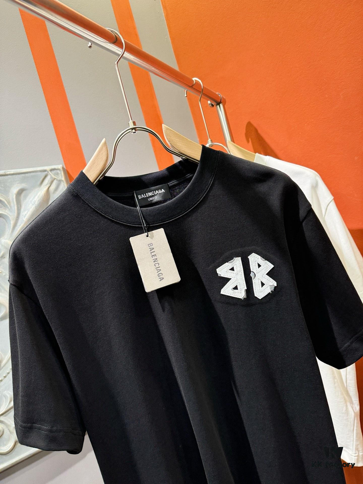 69319fd9ccd8ab3d7af93955 Balenciaga Spring/Summer 2025 New Arrival Short Sleeve T-Shirt! Runway-Inspired Fashion Casual Tee with Signature Logo Design! Premium 100% Cotton Fabric, Soft and Skin-Friendly Texture, Exceptional Comfort and Breathability. A Must-Have Piece That Exudes Style and Sophistication. Relaxed Fit with Slightly Dropped Shoulders and Round Neck, Gender-Neutral Unisex Cut for Couples – Redefining Contemporary Fashion Elegance. Distinct from Market Versions, Complete with Three Authentic Labels, Unisex Design. High-End Collection!