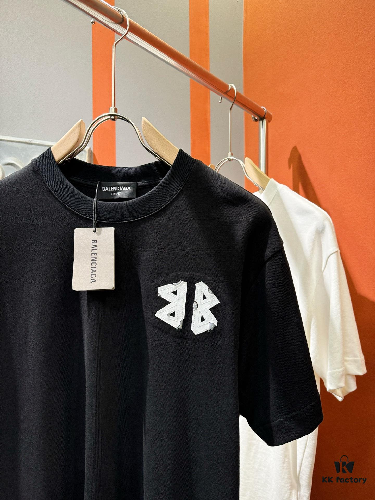 69319fd9ccd8ab3d7af93956 Balenciaga Spring/Summer 2025 New Arrival Short Sleeve T-Shirt! Runway-Inspired Fashion Casual Tee with Signature Logo Design! Premium 100% Cotton Fabric, Soft and Skin-Friendly Texture, Exceptional Comfort and Breathability. A Must-Have Piece That Exudes Style and Sophistication. Relaxed Fit with Slightly Dropped Shoulders and Round Neck, Gender-Neutral Unisex Cut for Couples – Redefining Contemporary Fashion Elegance. Distinct from Market Versions, Complete with Three Authentic Labels, Unisex Design. High-End Collection!