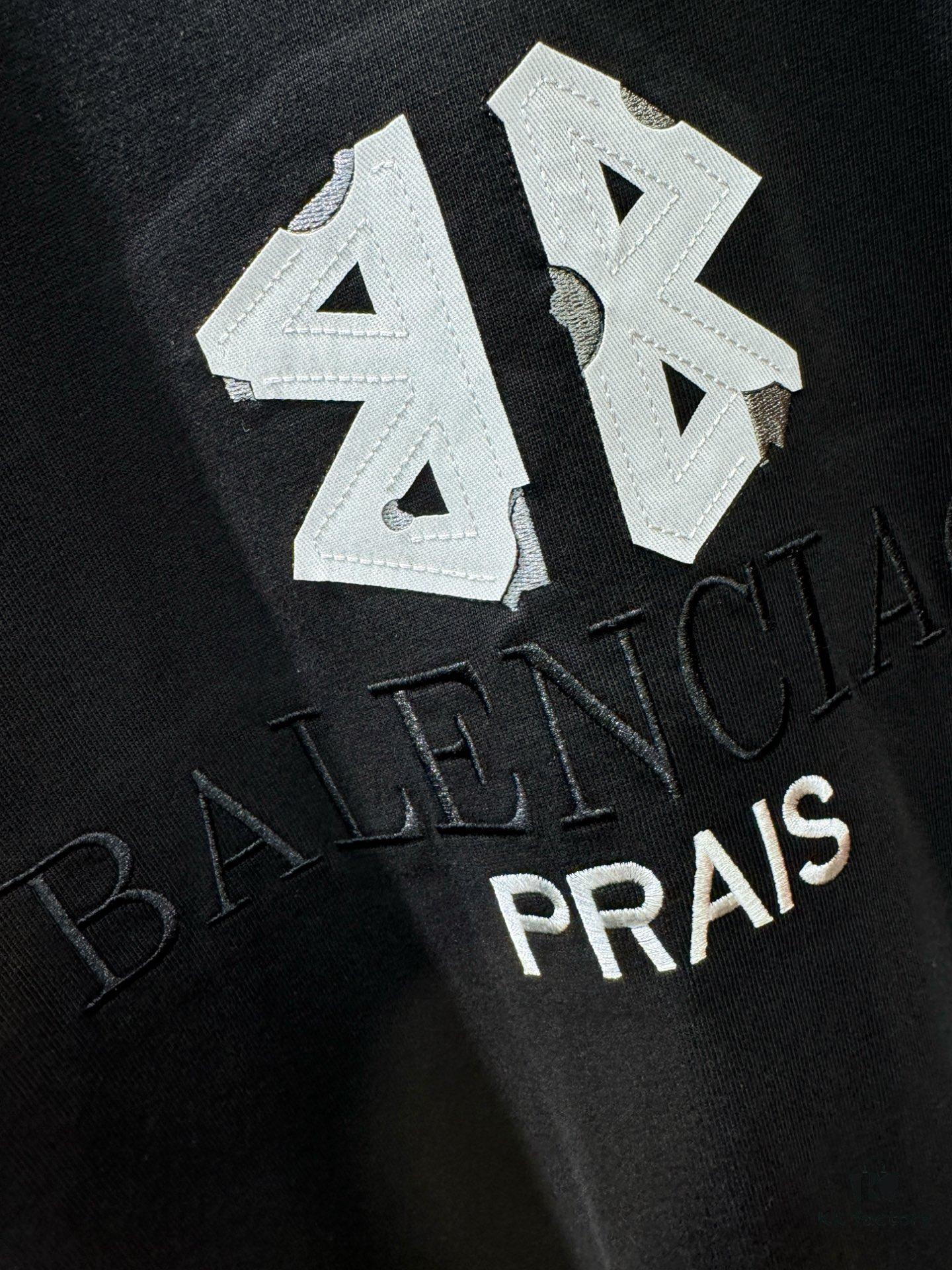 69319fd9ccd8ab3d7af93957 Balenciaga Spring/Summer 2025 New Arrival Short Sleeve T-Shirt! Runway-Inspired Fashion Casual Tee with Signature Logo Design! Premium 100% Cotton Fabric, Soft and Skin-Friendly Texture, Exceptional Comfort and Breathability. A Must-Have Piece That Exudes Style and Sophistication. Relaxed Fit with Slightly Dropped Shoulders and Round Neck, Gender-Neutral Unisex Cut for Couples – Redefining Contemporary Fashion Elegance. Distinct from Market Versions, Complete with Three Authentic Labels, Unisex Design. High-End Collection!