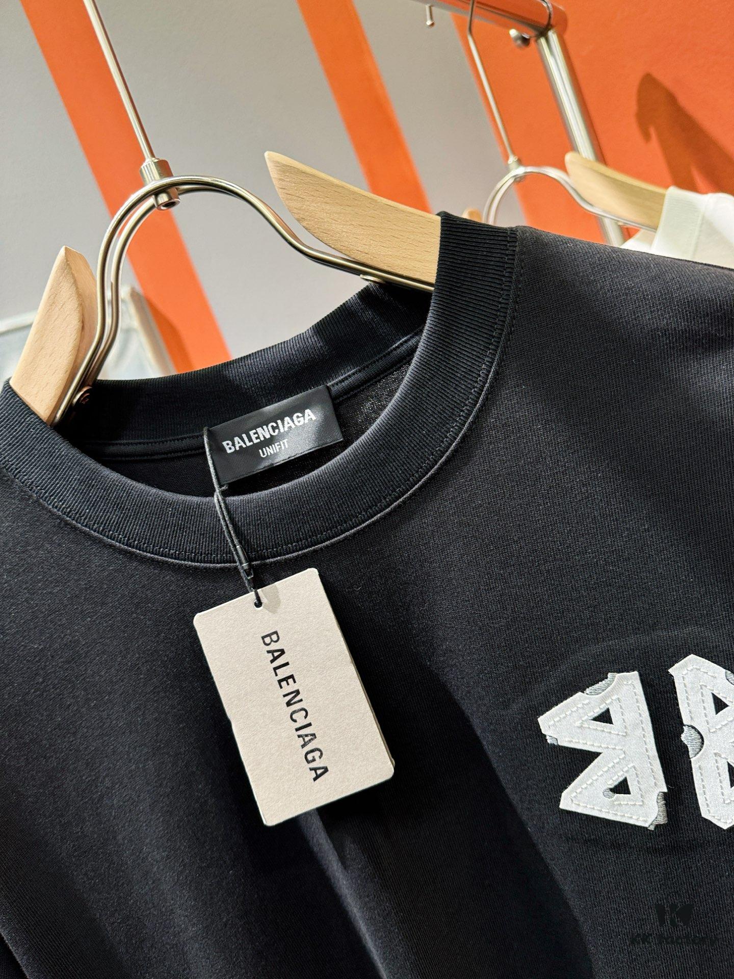 69319fd9ccd8ab3d7af93958 Balenciaga Spring/Summer 2025 New Arrival Short Sleeve T-Shirt! Runway-Inspired Fashion Casual Tee with Signature Logo Design! Premium 100% Cotton Fabric, Soft and Skin-Friendly Texture, Exceptional Comfort and Breathability. A Must-Have Piece That Exudes Style and Sophistication. Relaxed Fit with Slightly Dropped Shoulders and Round Neck, Gender-Neutral Unisex Cut for Couples – Redefining Contemporary Fashion Elegance. Distinct from Market Versions, Complete with Three Authentic Labels, Unisex Design. High-End Collection!