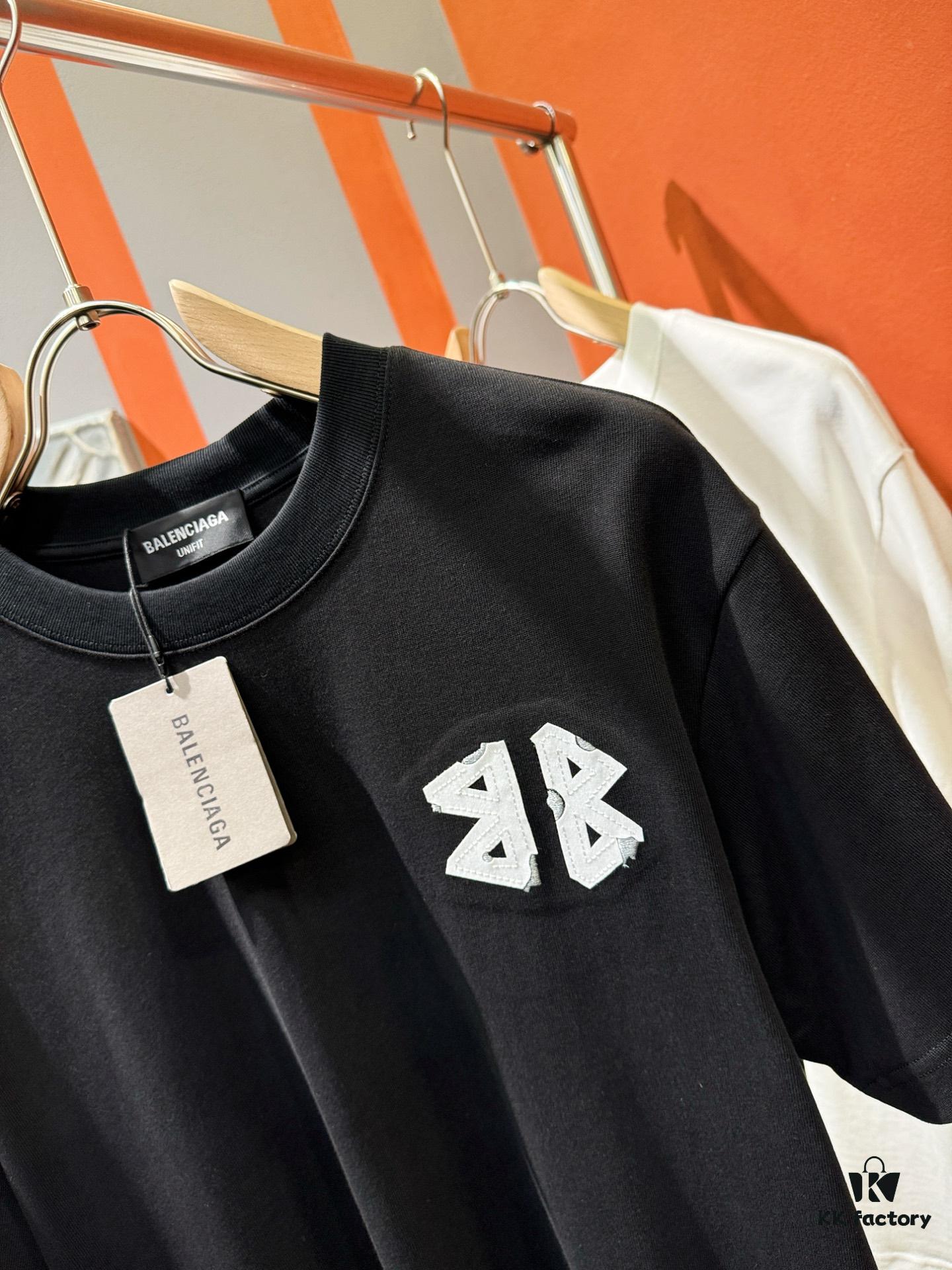 69319fd9ccd8ab3d7af9395a Balenciaga Spring/Summer 2025 New Arrival Short Sleeve T-Shirt! Runway-Inspired Fashion Casual Tee with Signature Logo Design! Premium 100% Cotton Fabric, Soft and Skin-Friendly Texture, Exceptional Comfort and Breathability. A Must-Have Piece That Exudes Style and Sophistication. Relaxed Fit with Slightly Dropped Shoulders and Round Neck, Gender-Neutral Unisex Cut for Couples – Redefining Contemporary Fashion Elegance. Distinct from Market Versions, Complete with Three Authentic Labels, Unisex Design. High-End Collection!