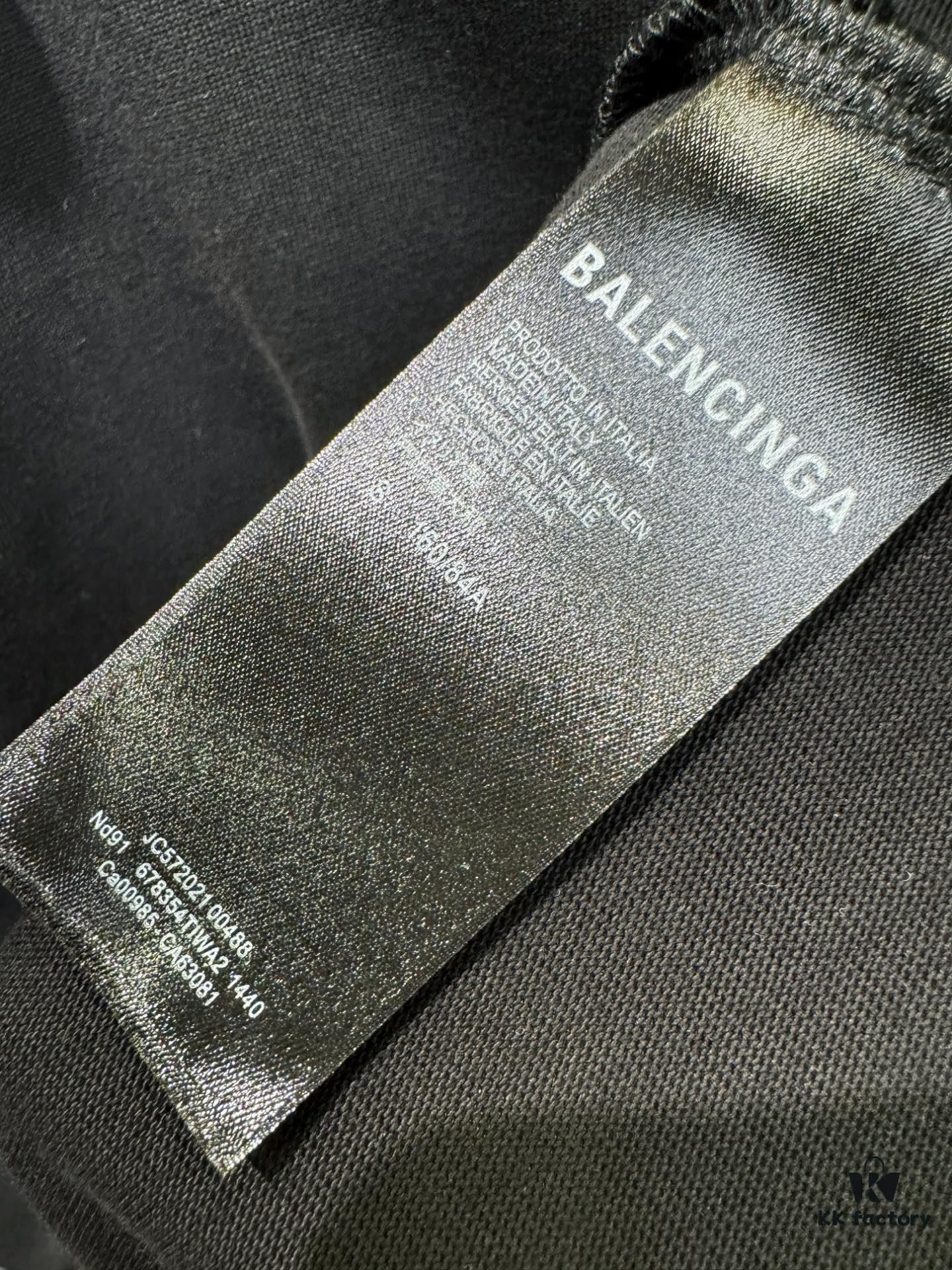 69319fd9ccd8ab3d7af9395b Balenciaga Spring/Summer 2025 New Arrival Short Sleeve T-Shirt! Runway-Inspired Fashion Casual Tee with Signature Logo Design! Premium 100% Cotton Fabric, Soft and Skin-Friendly Texture, Exceptional Comfort and Breathability. A Must-Have Piece That Exudes Style and Sophistication. Relaxed Fit with Slightly Dropped Shoulders and Round Neck, Gender-Neutral Unisex Cut for Couples – Redefining Contemporary Fashion Elegance. Distinct from Market Versions, Complete with Three Authentic Labels, Unisex Design. High-End Collection!