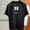 69319fd9ccd8ab3d7af9395c Balenciaga Spring/Summer 2025 New Arrival Short Sleeve T-Shirt! Runway-Inspired Fashion Casual Tee with Signature Logo Design! Premium 100% Cotton Fabric, Soft and Skin-Friendly Texture, Exceptional Comfort and Breathability. A Must-Have Piece That Exudes Style and Sophistication. Relaxed Fit with Slightly Dropped Shoulders and Round Neck, Gender-Neutral Unisex Cut for Couples – Redefining Contemporary Fashion Elegance. Distinct from Market Versions, Complete with Three Authentic Labels, Unisex Design. High-End Collection!