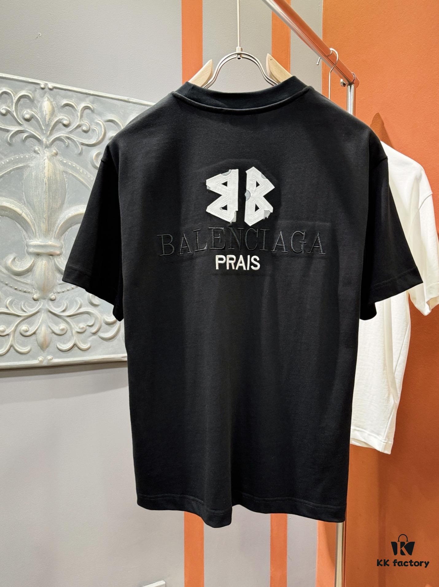 69319fd9ccd8ab3d7af9395c Balenciaga Spring/Summer 2025 New Arrival Short Sleeve T-Shirt! Runway-Inspired Fashion Casual Tee with Signature Logo Design! Premium 100% Cotton Fabric, Soft and Skin-Friendly Texture, Exceptional Comfort and Breathability. A Must-Have Piece That Exudes Style and Sophistication. Relaxed Fit with Slightly Dropped Shoulders and Round Neck, Gender-Neutral Unisex Cut for Couples – Redefining Contemporary Fashion Elegance. Distinct from Market Versions, Complete with Three Authentic Labels, Unisex Design. High-End Collection!