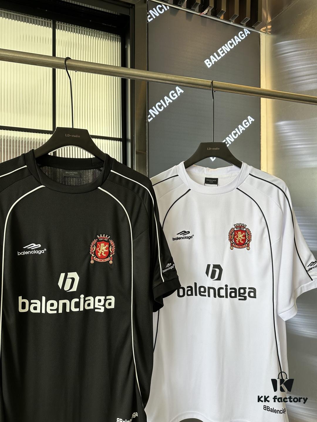 69319fdfccd8ab3d7af939d6 Top Version (Different from Standard Stock) Balenciaga/25SS Paris Fashion Week Manchester United Collaborative Football 10 Number Embroidered Print Short Sleeve T-Shirt