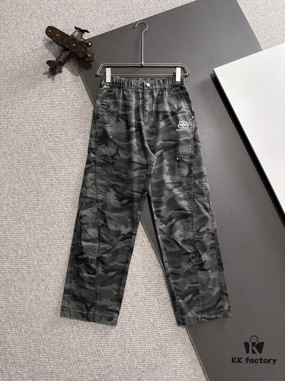 Balenciaga 2025 Spring/Summer New Elastic Waist Casual Pants, Lightweight Custom Counter Fabric, Highly Breathable and Comfortable, Exquisitely Designed with Brand Elements Reflecting High Quality, Soft and Smooth Texture, Featuring a Relaxed Cut with Excellent Fit