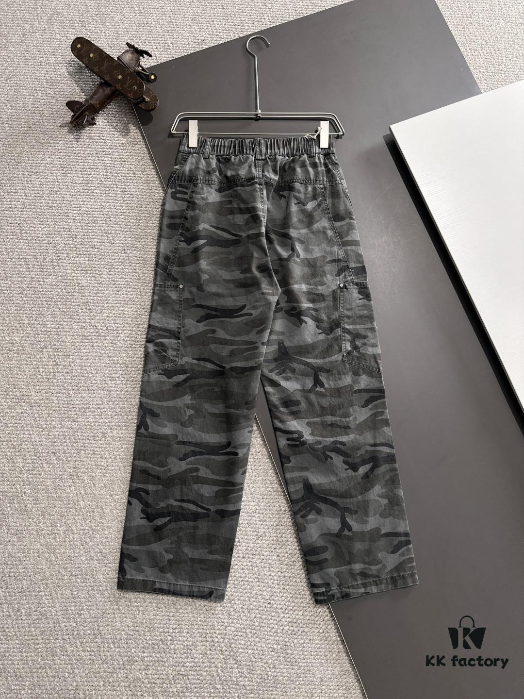 69319ff6ccd8ab3d7af93ade Balenciaga 2025 Spring/Summer New Elastic Waist Casual Pants, Lightweight Custom Counter Fabric, Highly Breathable and Comfortable, Exquisitely Designed with Brand Elements Reflecting High Quality, Soft and Smooth Texture, Featuring a Relaxed Cut with Excellent Fit