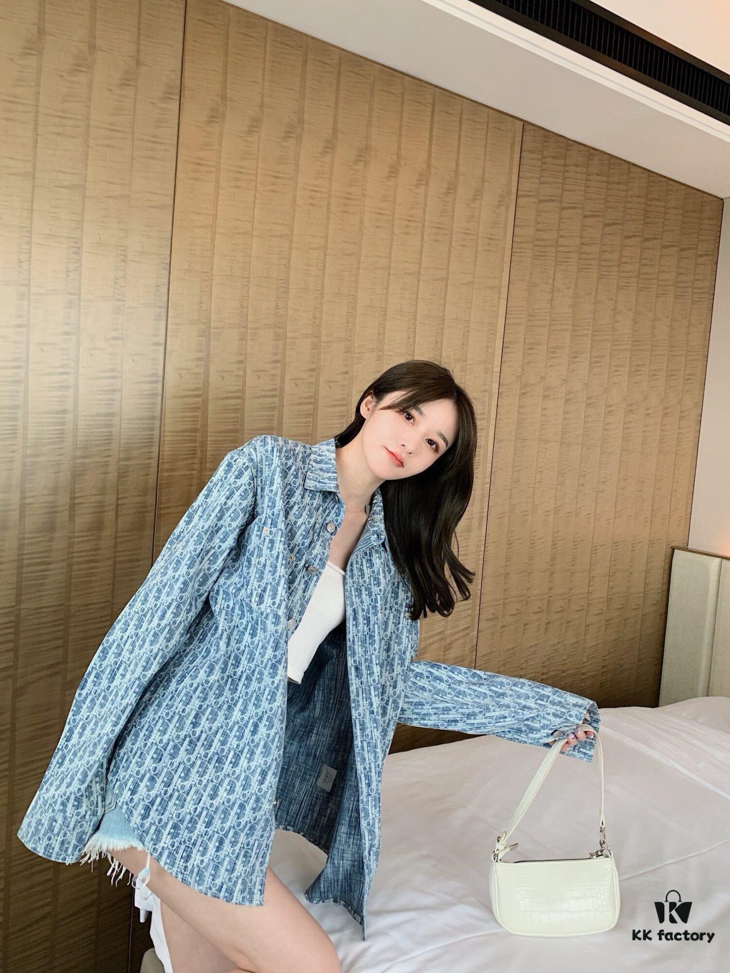 6931a00eccd8ab3d7af93cca Dior 22FW Vintage Logo Jacquard Long-Sleeve Denim Shirt