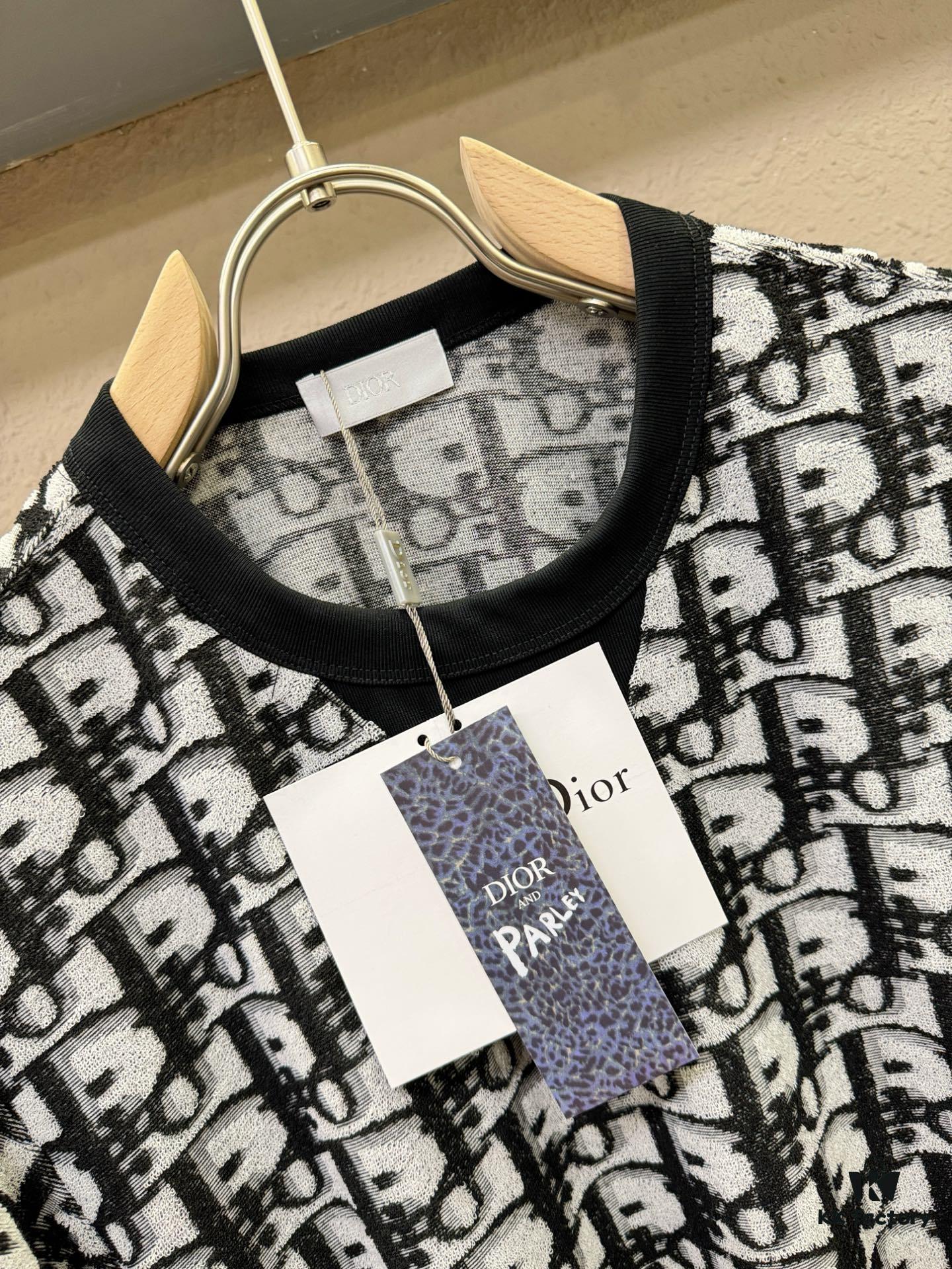 6931a015ccd8ab3d7af93d56 Dior 2025 Spring/Summer New Arrival Classic Round Neck Short Sleeve T-Shirt, Fashionable and Versatile Design with Exquisite Craftsmanship, Premium Materials, Complete Three Labels, Essential Wardrobe Piece for Stylish Men