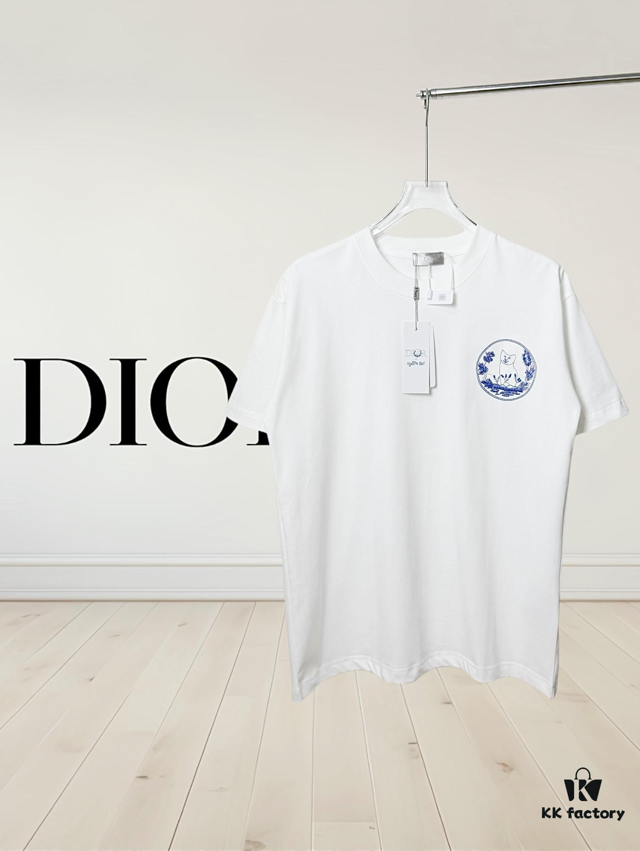 6931a016ccd8ab3d7af93d64 Dior Collaboration Embroidered Cat Short Sleeve T-Shirt